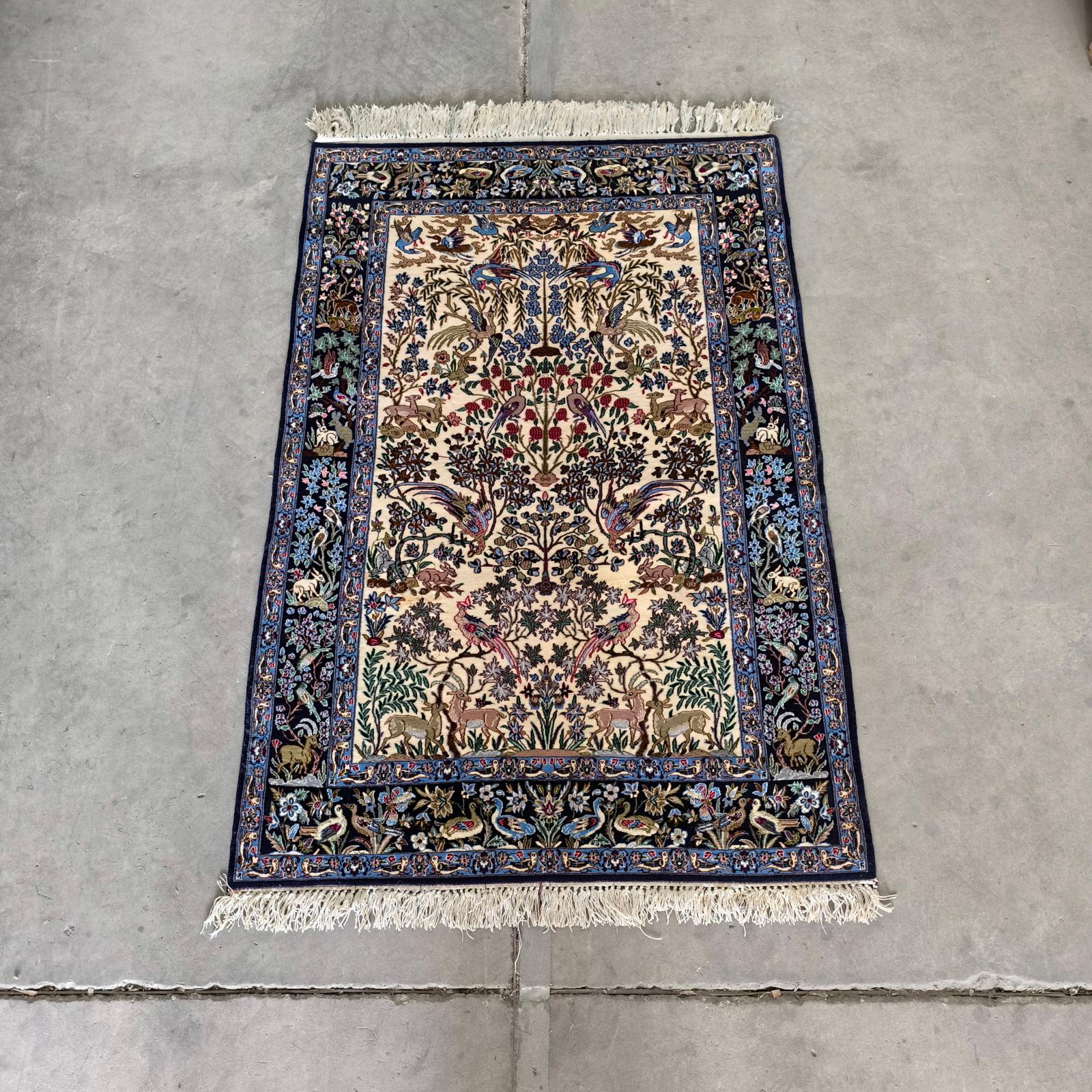 Un magnifique objet semi-antique authentique  Tapis d'Ispahan, en très bon état,  avec de magnifiques scènes équestres, des animaux et des plantes.
Exempts de taches, d'odeurs, de décolorations et de déchirures. Bonne pile et bonnes franges.