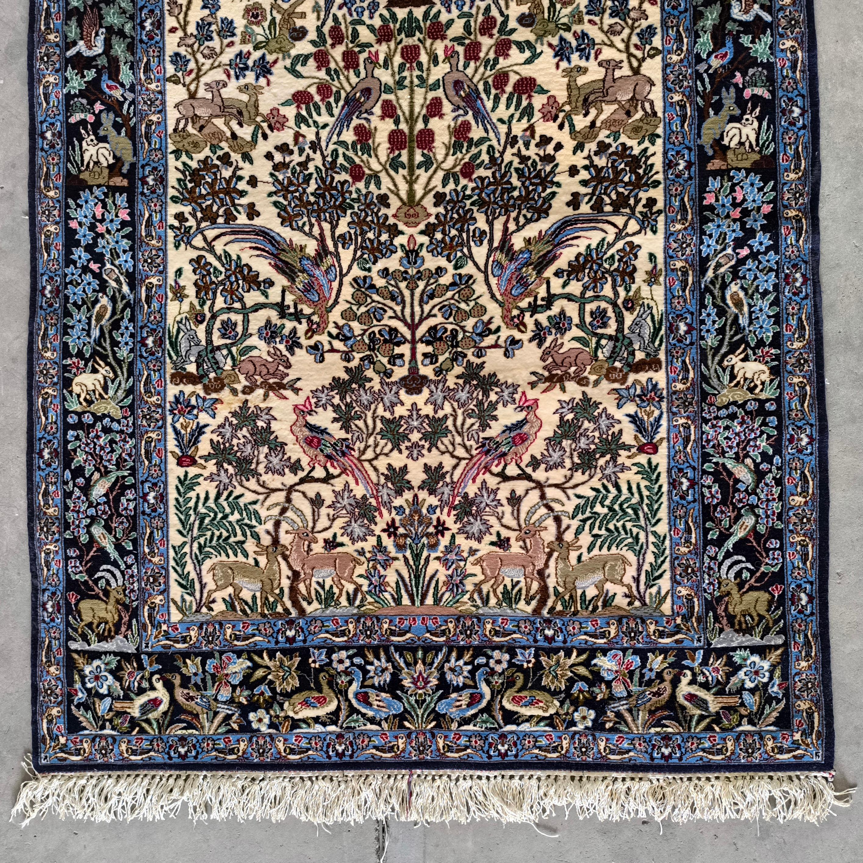 Islamique Tapis Isfahan noué à la main, motif d'arbre de vie, animaux figuratifs en vente
