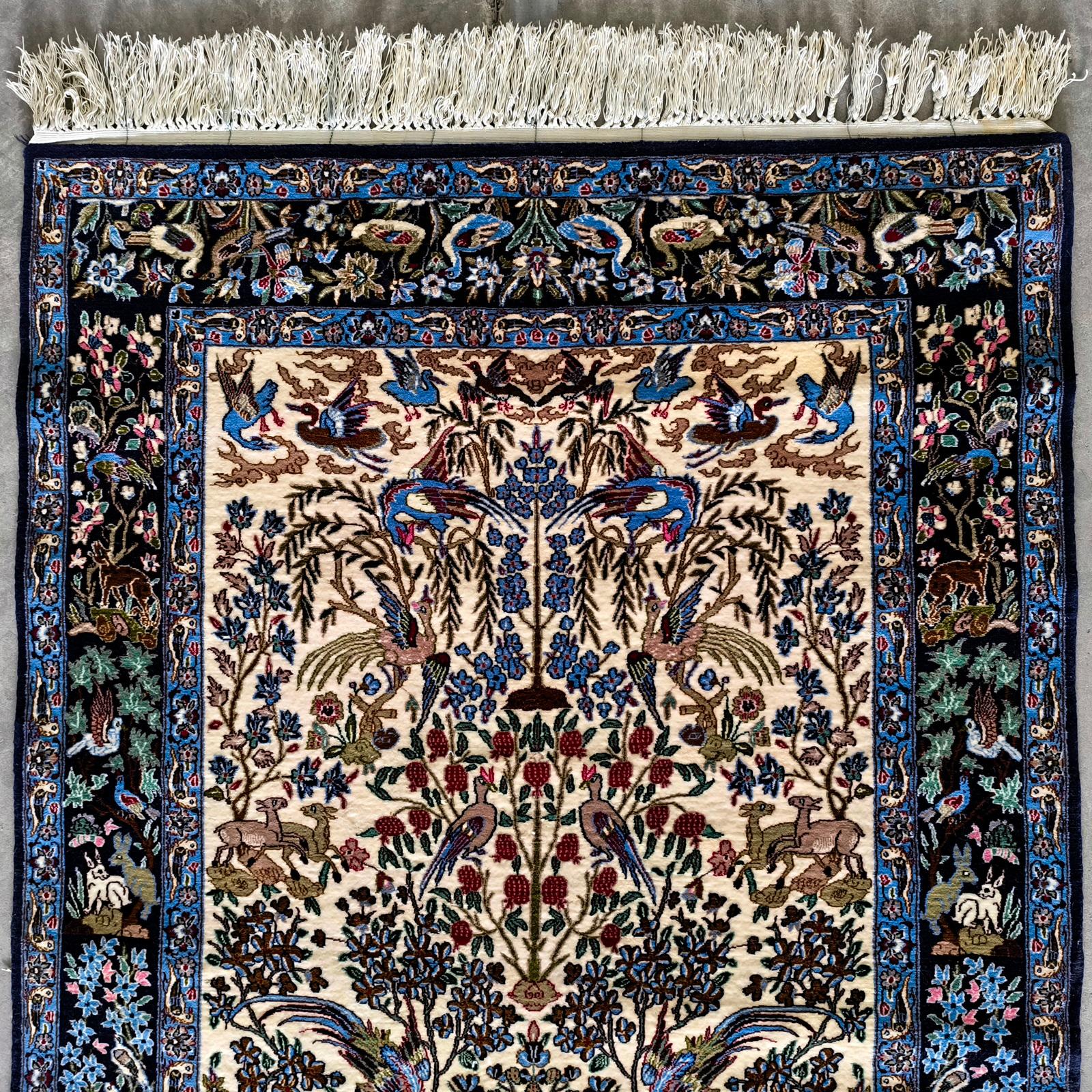 Tissage Tapis Isfahan noué à la main, motif d'arbre de vie, animaux figuratifs en vente