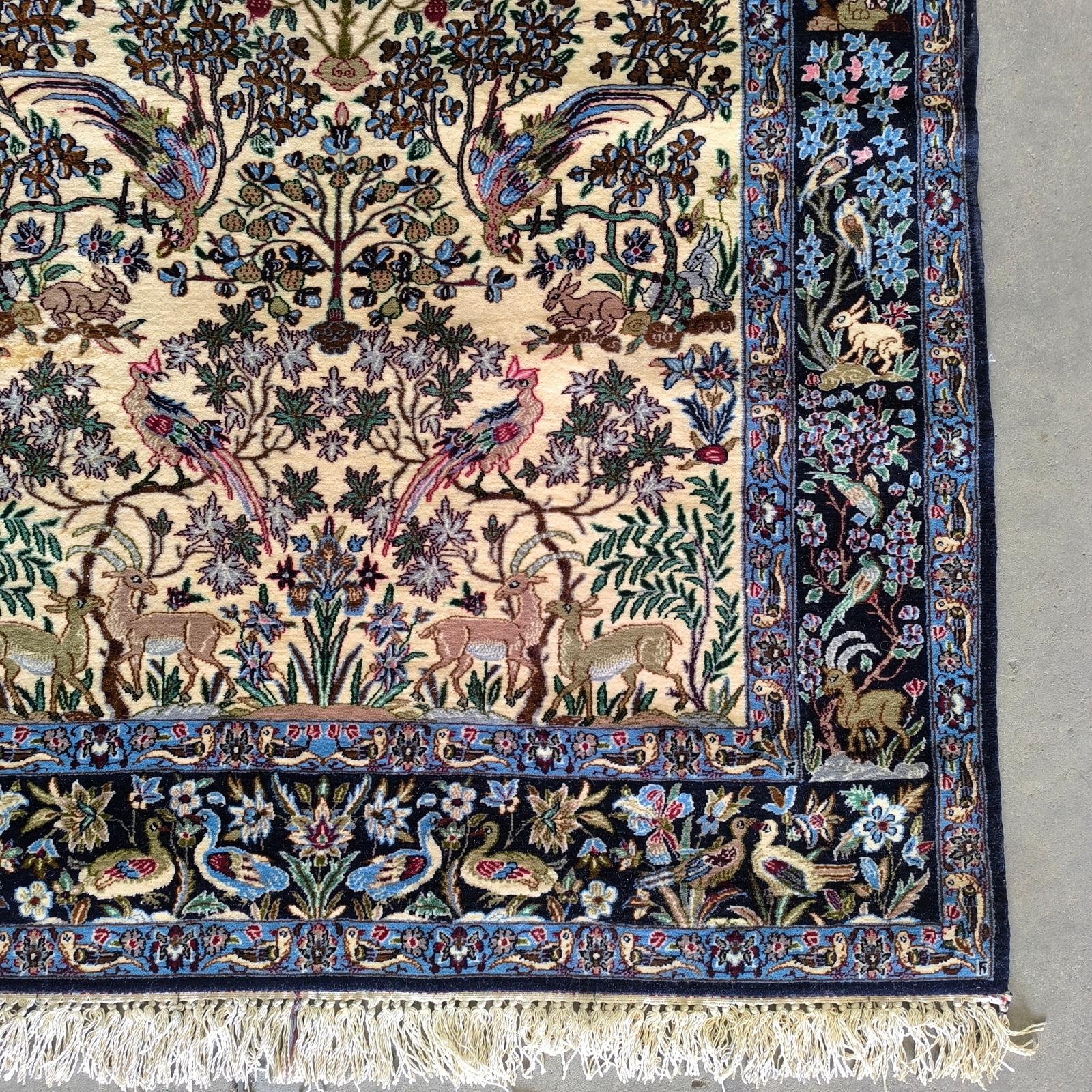 Milieu du XXe siècle Tapis Isfahan noué à la main, motif d'arbre de vie, animaux figuratifs en vente