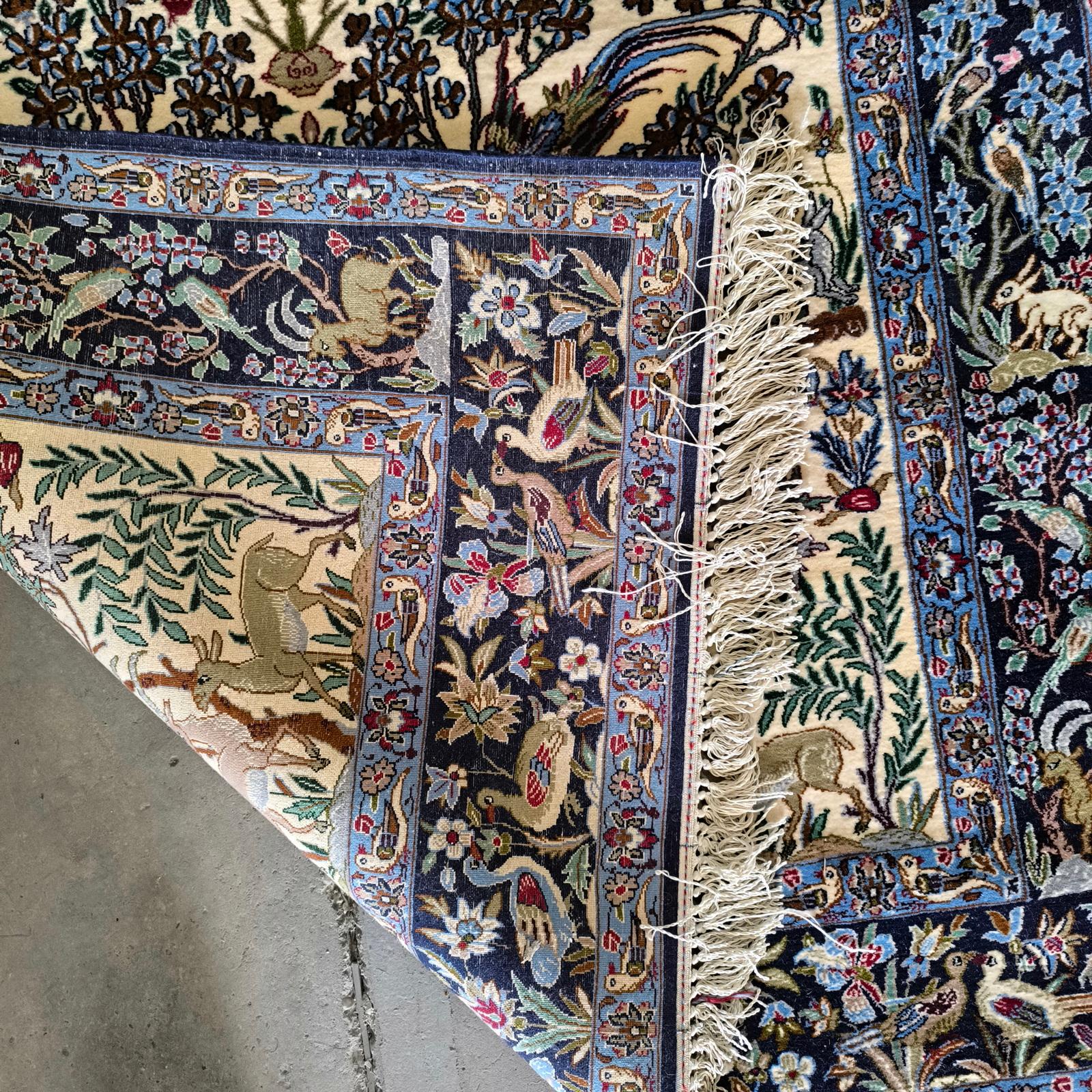 Soie Tapis Isfahan noué à la main, motif d'arbre de vie, animaux figuratifs en vente