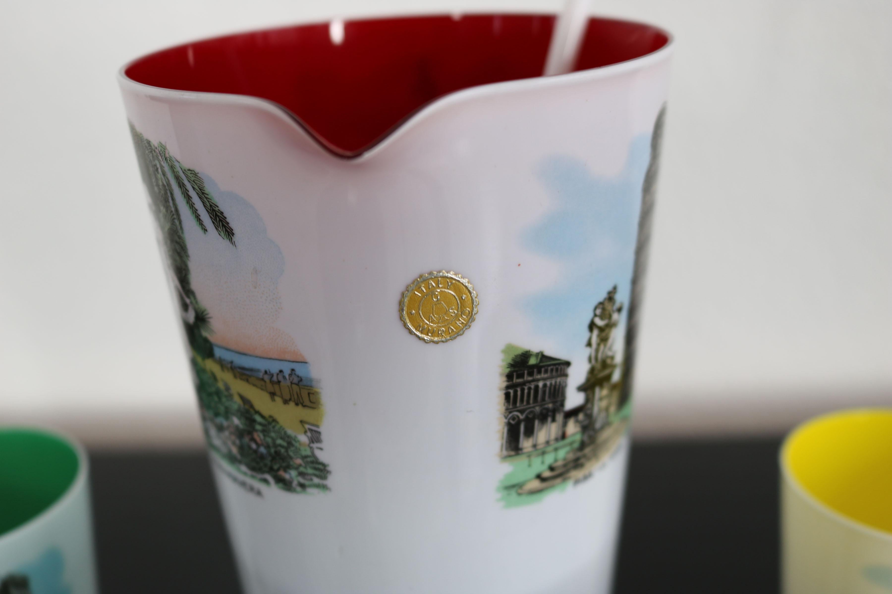 Pichet italien original des années 1950 avec 5 tasses à motif souvenir,  verre Murano en vente 6