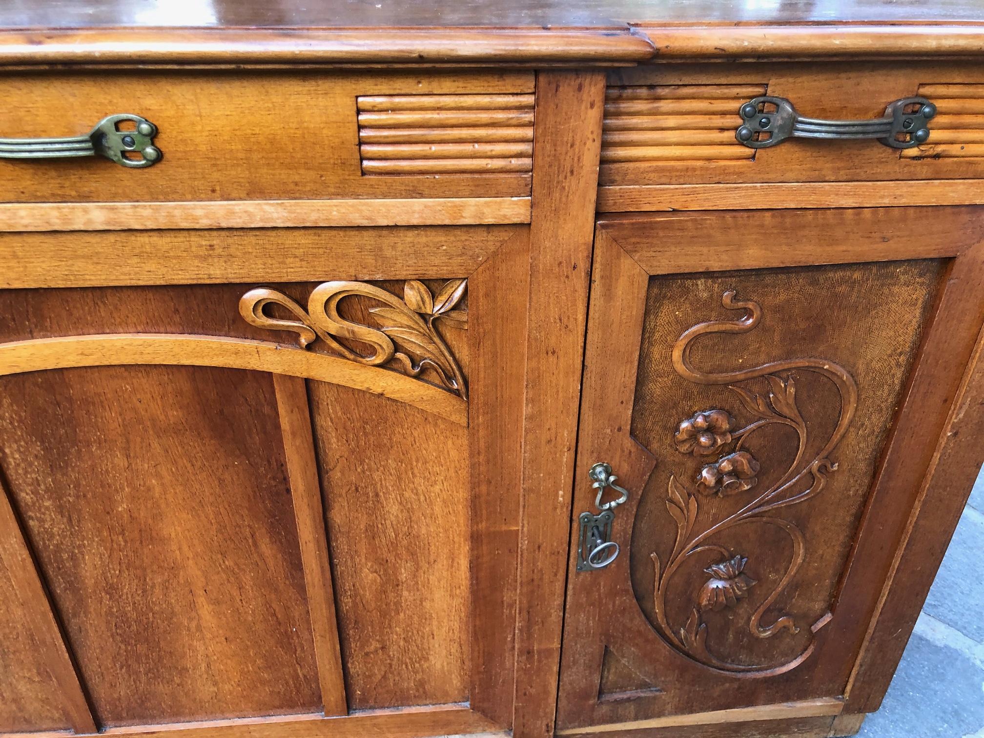 Original Italian Art Noveau Sideboard in Honey-Colored Walnut with Three Drawers For Sale 7