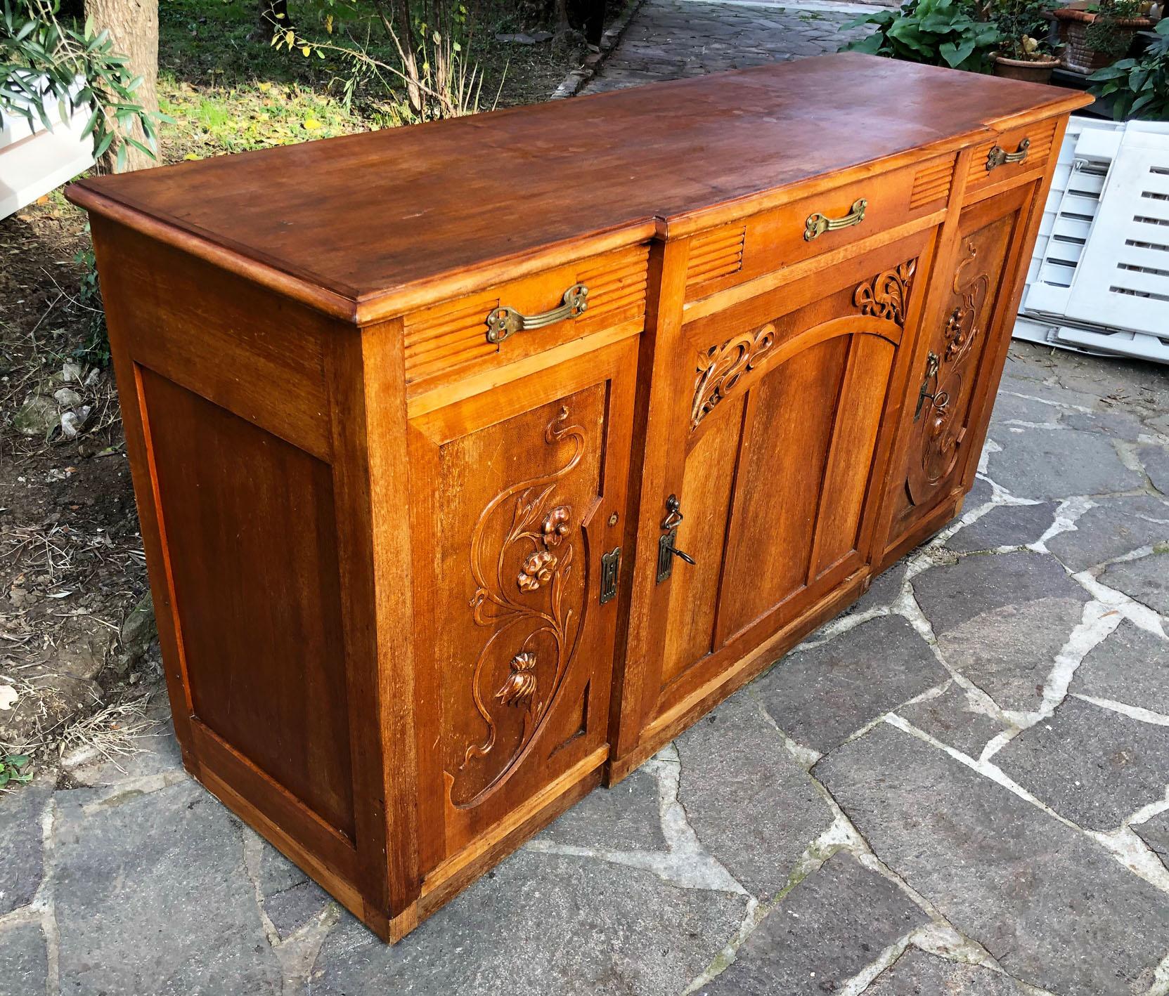 Original Italian Art Noveau Sideboard in Honey-Colored Walnut with Three Drawers For Sale 8