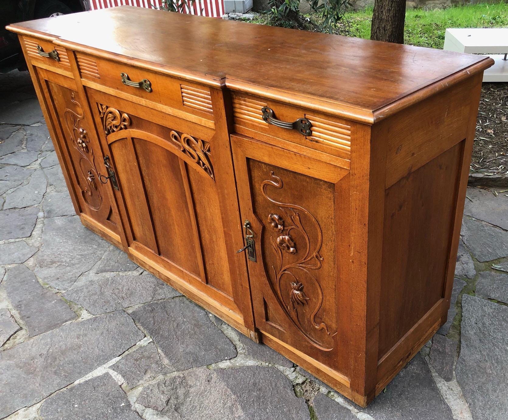 Original Italian Art Noveau Sideboard in Honey-Colored Walnut with Three Drawers In Good Condition For Sale In Buggiano, IT