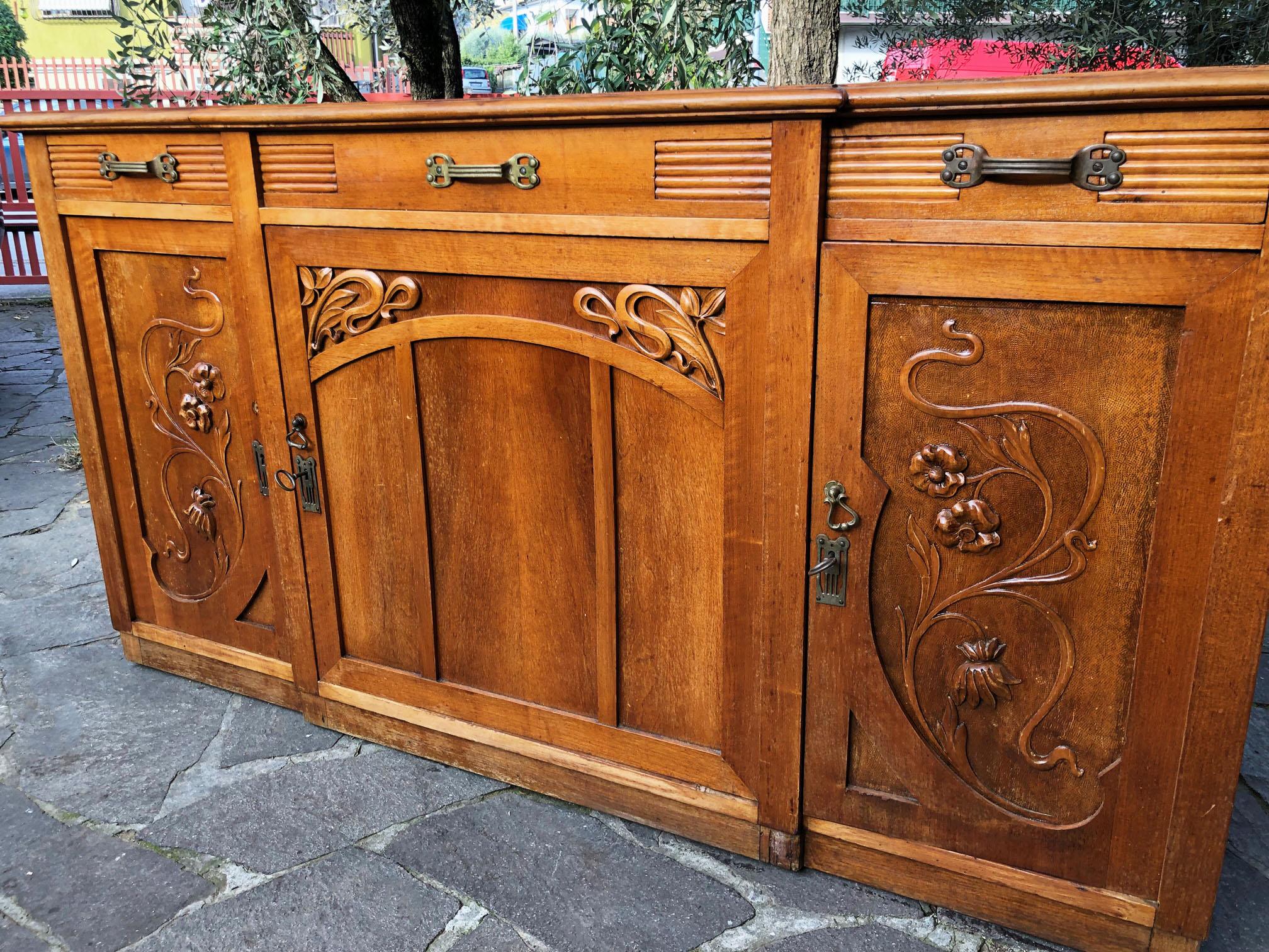Original Italian Art Noveau Sideboard in Honey-Colored Walnut with Three Drawers For Sale 2