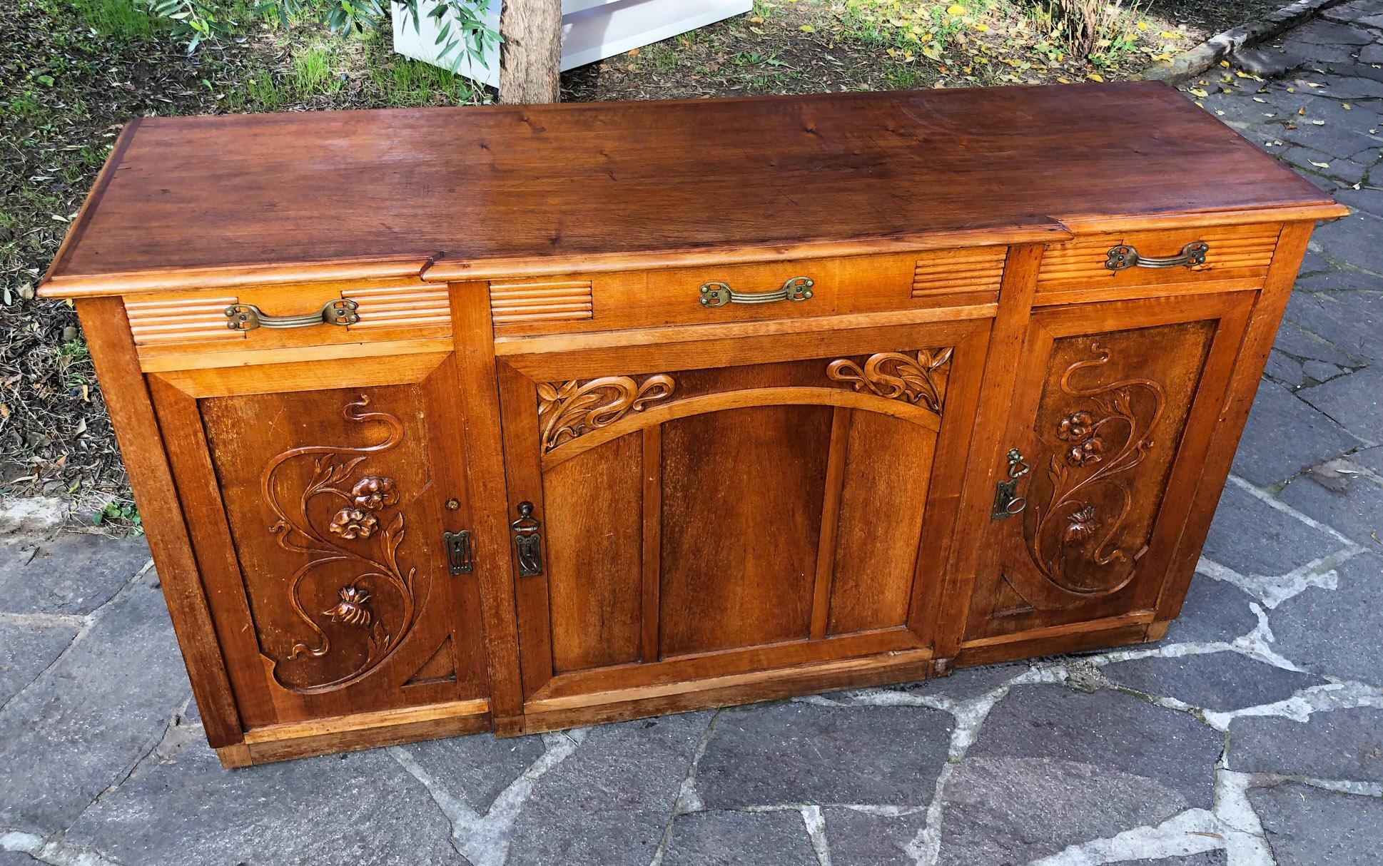 Original Italian Art Noveau Sideboard in Honey-Colored Walnut with Three Drawers For Sale 3