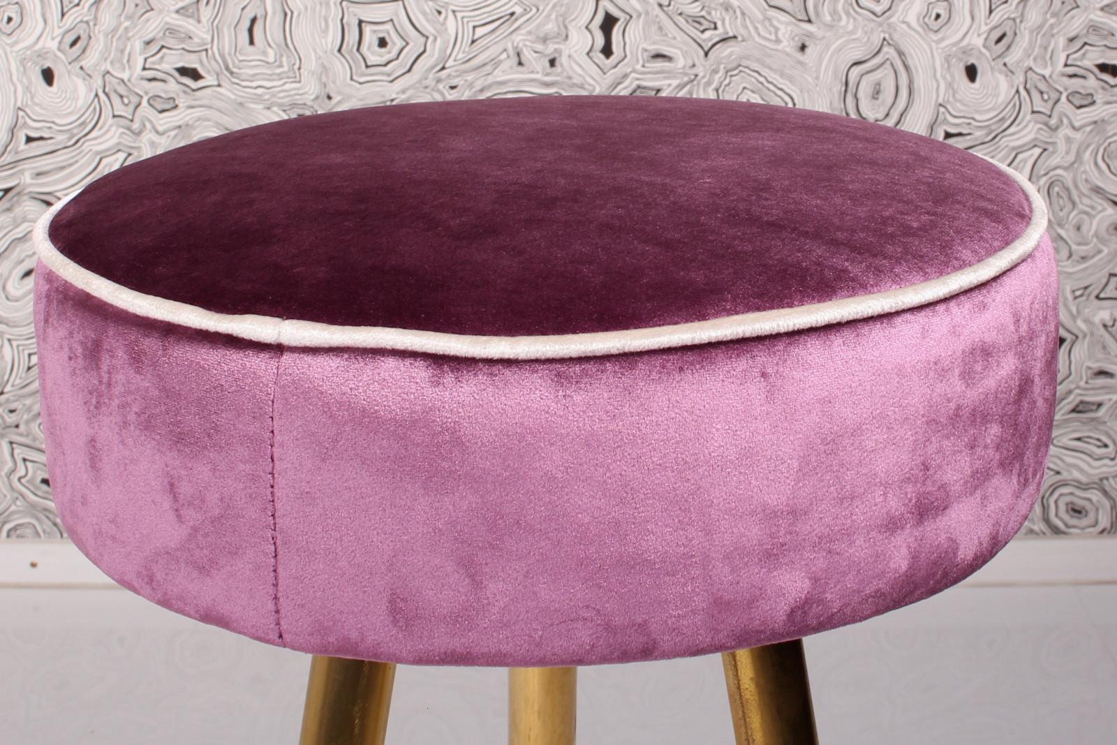 
Le tabouret est d'origine italienne et a été produit dans les années 1950. 
Il est composé de laiton massif, de velours et d'un nouveau revêtement. 
Le nouveau rembourrage se compose de mousse de haute qualité et est recouvert d'un tissu de velours.