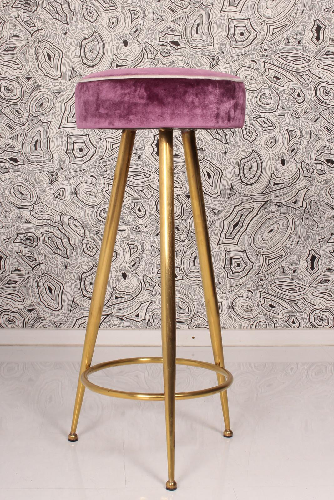 Milieu du XXe siècle BAR/COUNTER italien original  STOOL 1950s Solid Brass rosé Velvet upholstered en vente