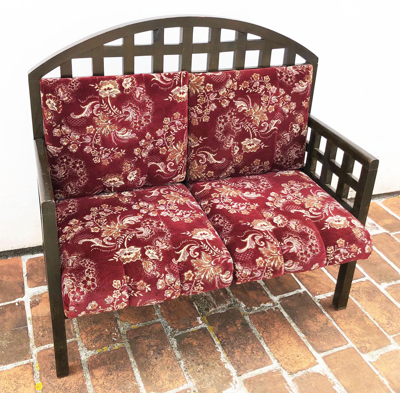 Divano originale italiano in faggio del 1940 con cuscini damascati, design particolare.
Proviene da un'antica casa di campagna nella zona del Chianti, in Toscana.
La vernice è originale in patina, color miele ambrato. 
C'è un piccolo foro nel