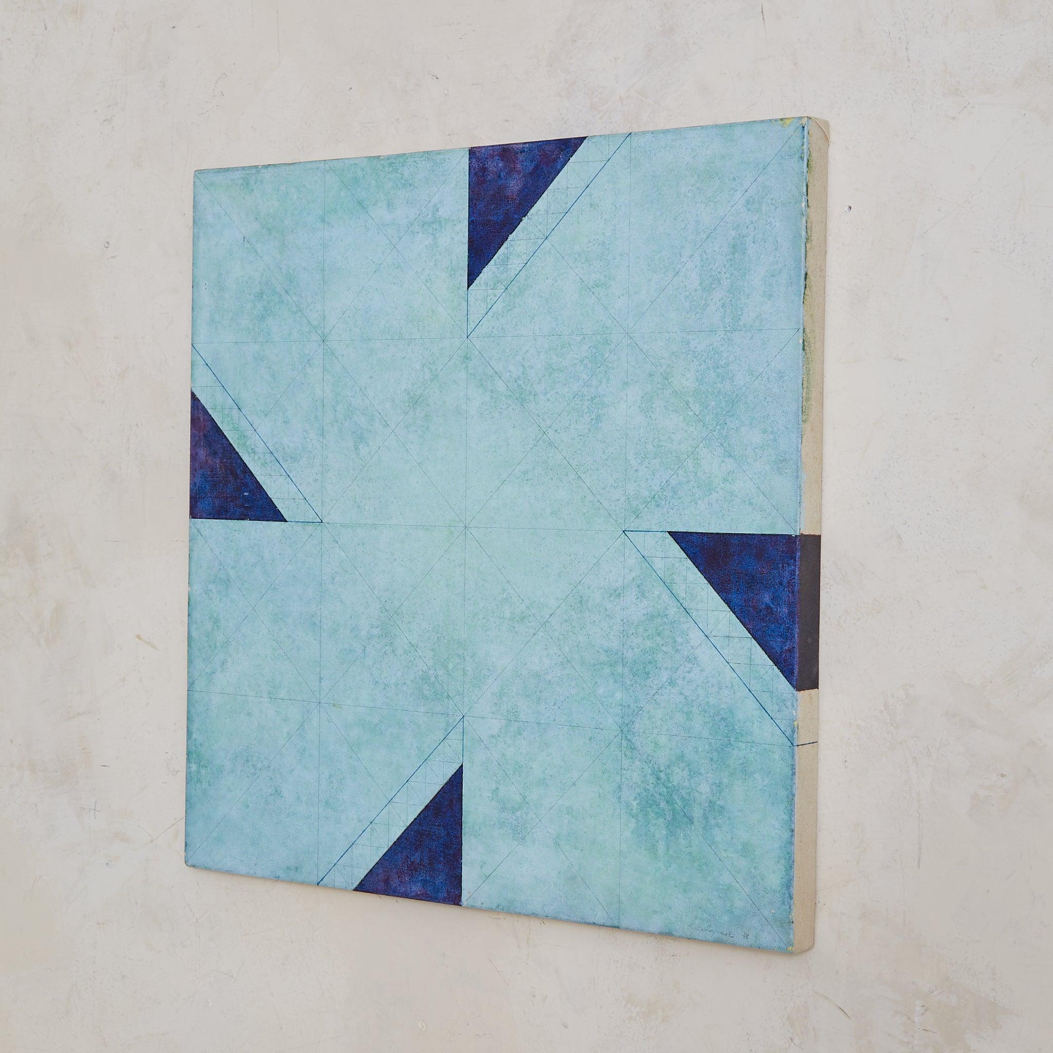 Peinture originale sur toile des années 1970 d'un artiste italien, signée en bas à droite. Une étendue brumeuse de bleu ciel, gravée d'un fin quadrillage, se dissout dans la toile comme un souvenir à demi formé. Des triangles d'un indigo profond