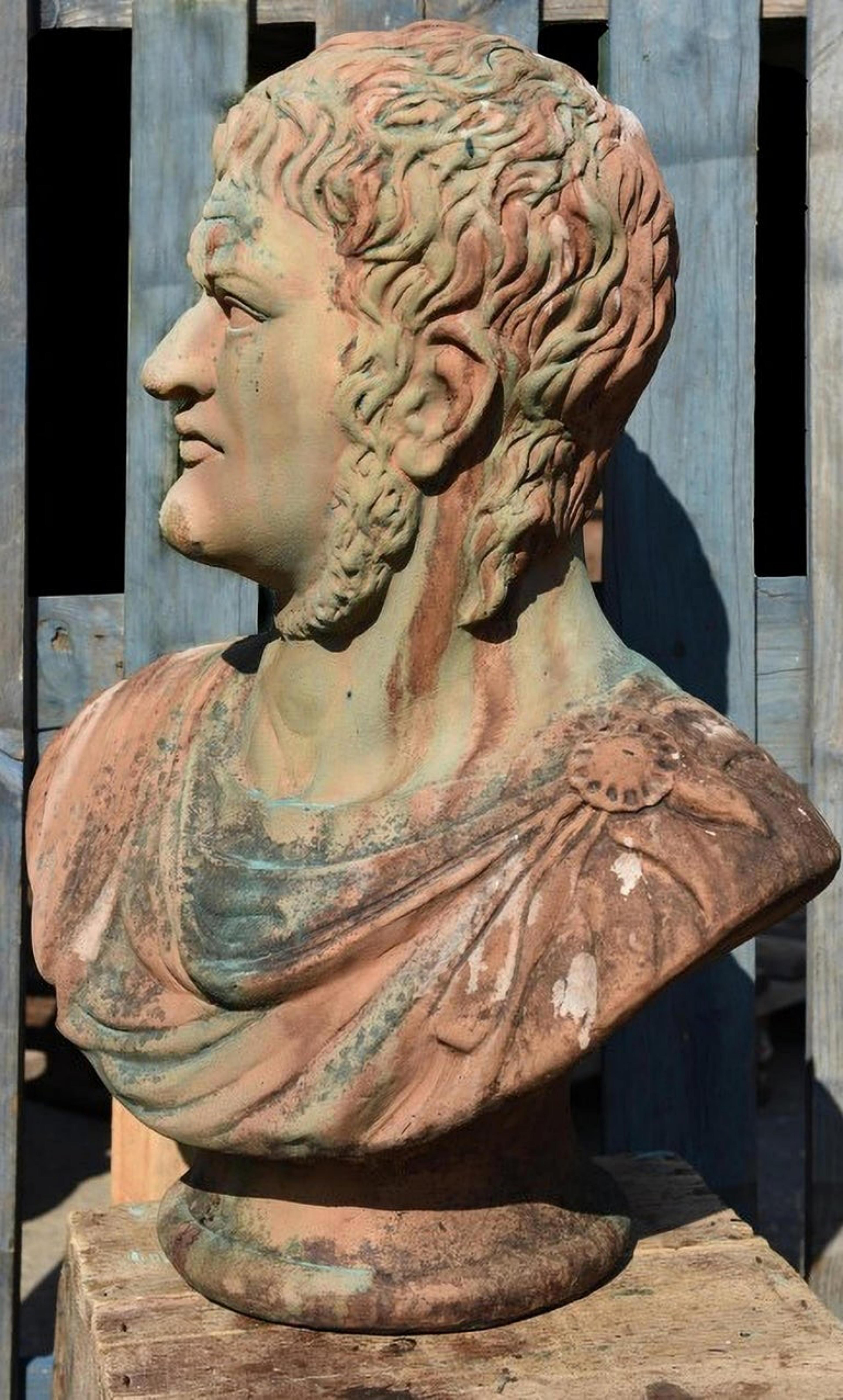 Original italian bust of nerone in terracotta 19th century.
Condition: Original.

Nero (Anzio 37 - Rome 68 AD) Roman emperor (54-68 AD).
Last belonging to the gens Giulio-Claudia.

Measures: Height 70 cm
Width 50 cm
Depth 35 cm
Weight 15 kg
Made in