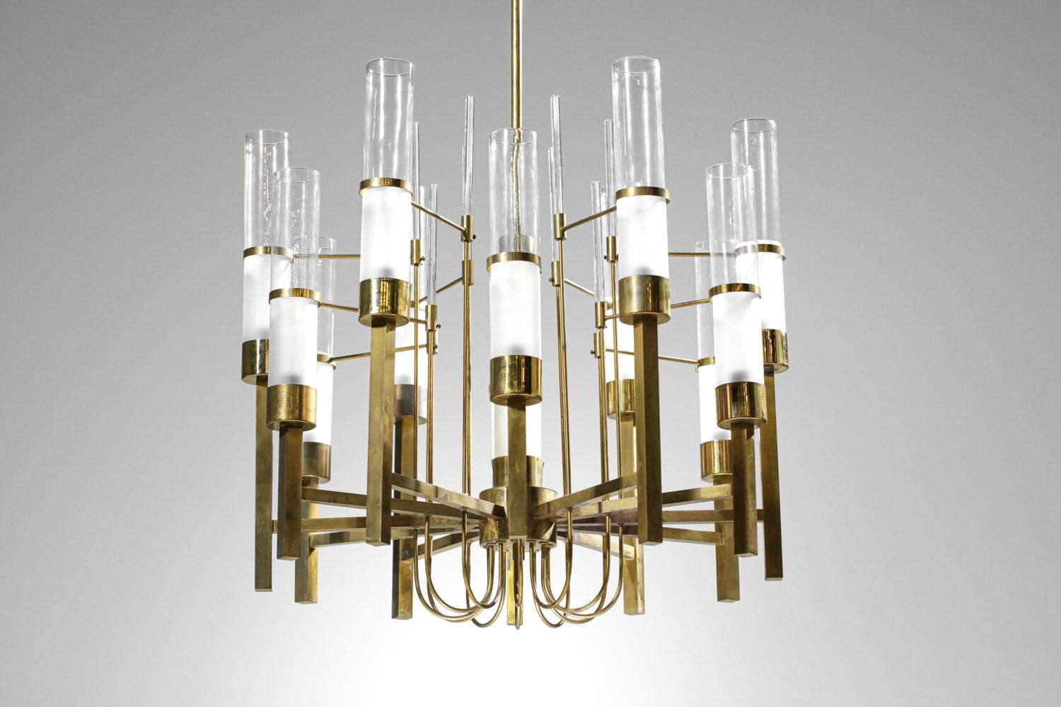 Beautiful chandelier from the 1960s by the Italian designer Gaetano Sciolari. Structure in solid brass and diffusers in transparent and opaque glass tubes. Very original design, re-electrification to be expected (original electrical system). 12 Led