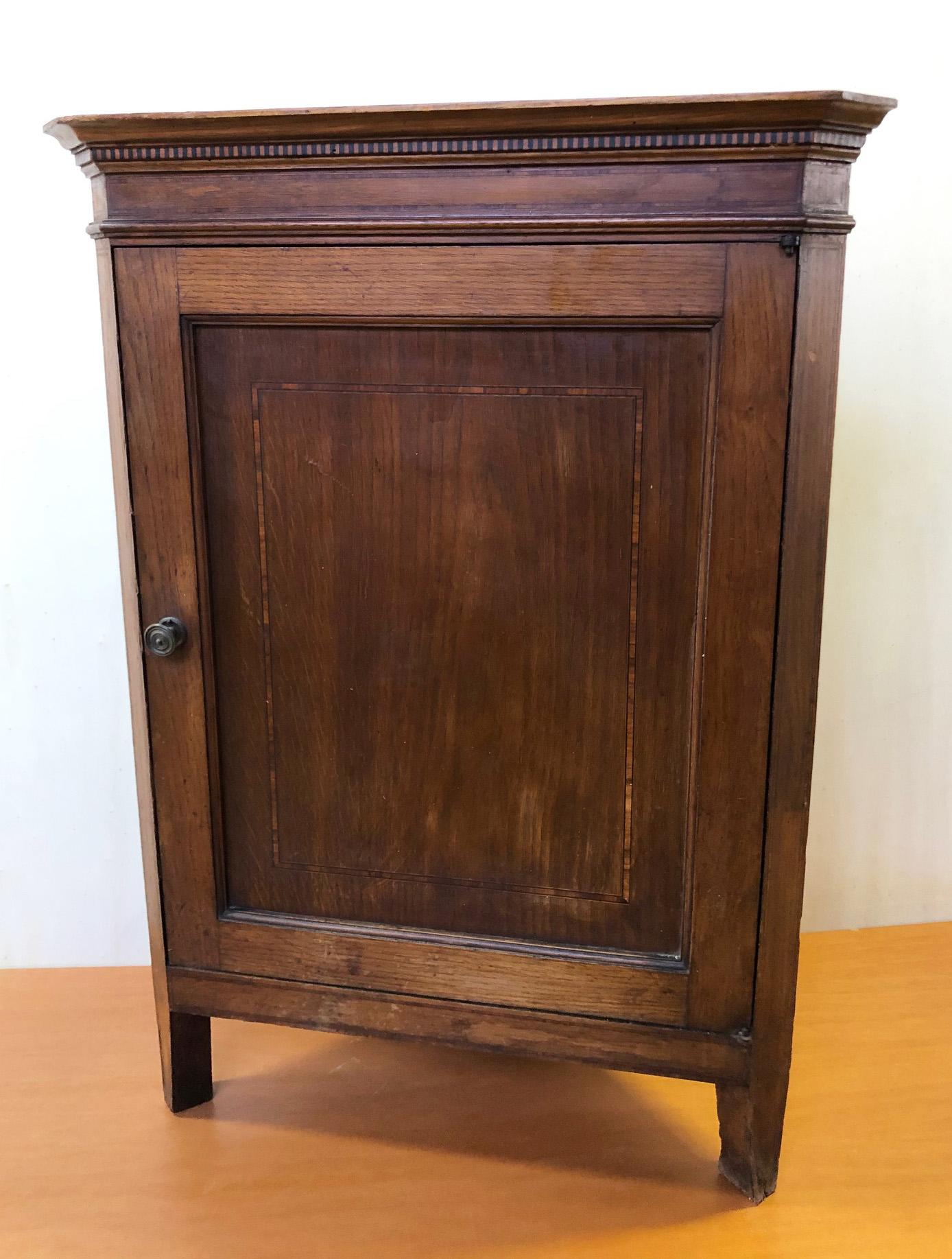 Original Italian corner cupboard from 1930 in oak with honey-colored inlays.

The transport quote for the USA and Canada is customized according to the destination, make the request with zip code and city.    
    