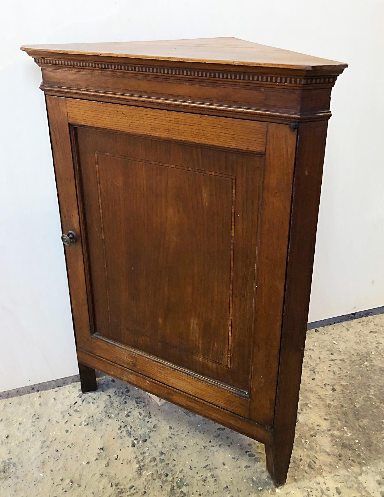 Original Italian Corner Cupboard from 1930 in Oak with Honey-Colored Inlays In Good Condition In Buggiano, IT