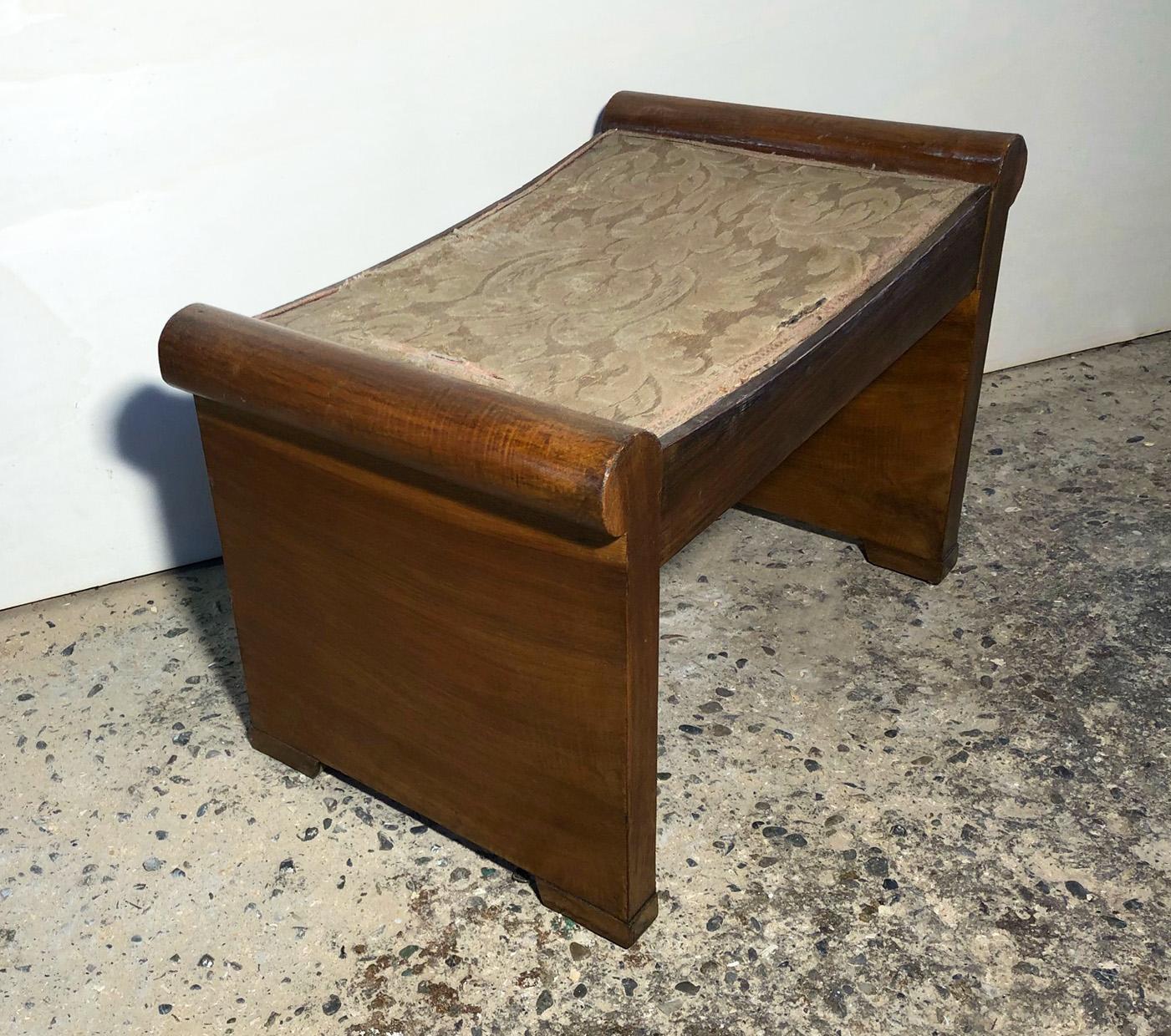 Original Italian Decò bench from 1920 with upholstery to be redone, natural color
Original upholstery.

To find out the cost of transport to USA etc write a message indicating the delivery city.