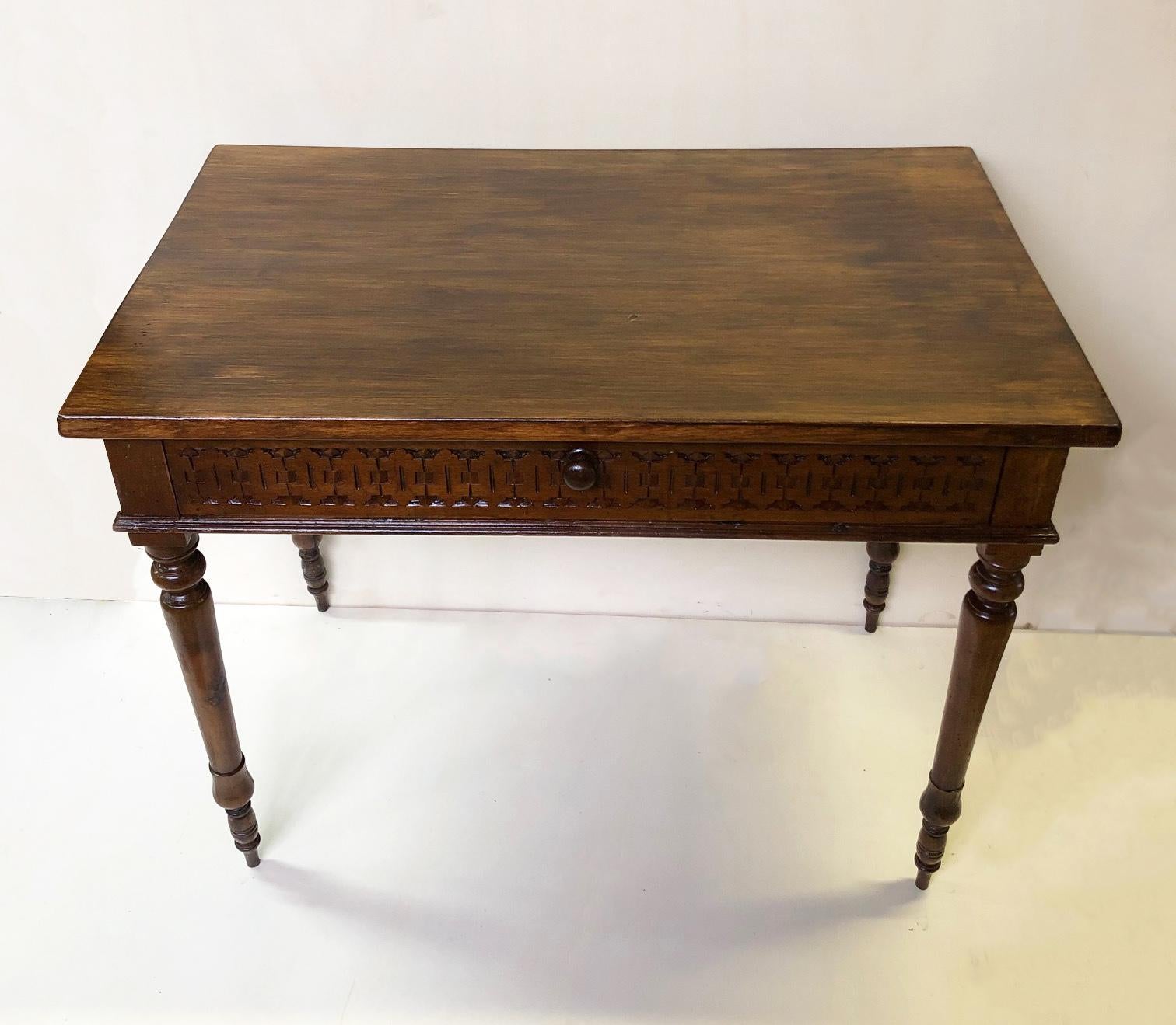 Original Italian desk table in walnut with perimeter carvings from 1880, more recent top, very large drawer.
The transport quote for the USA and Canada is customized according to the destination, make the request with zip code and city.