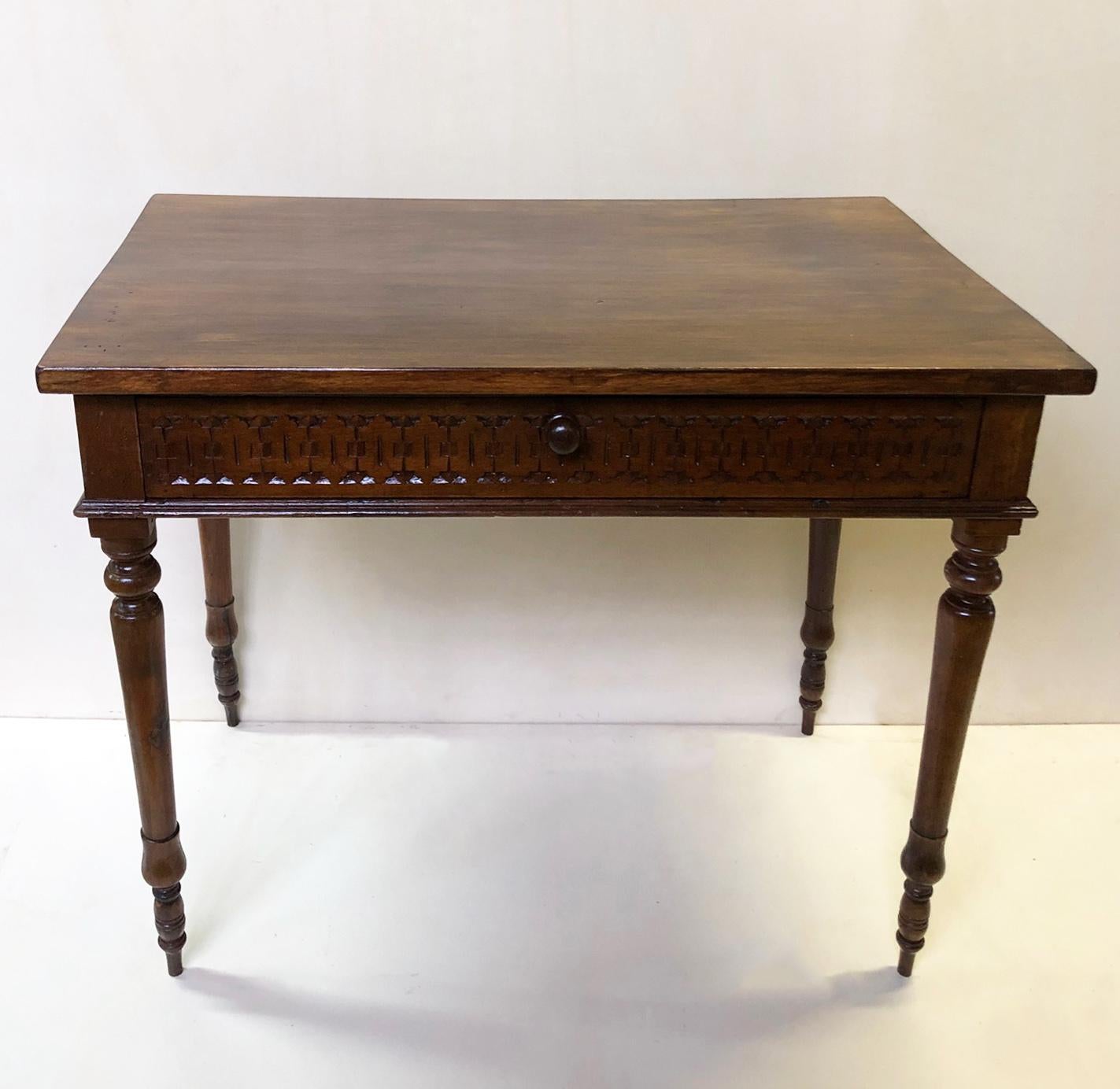 Original Italian Desk Table in Walnut with Perimeter Carvings from 1880 In Good Condition In Buggiano, IT