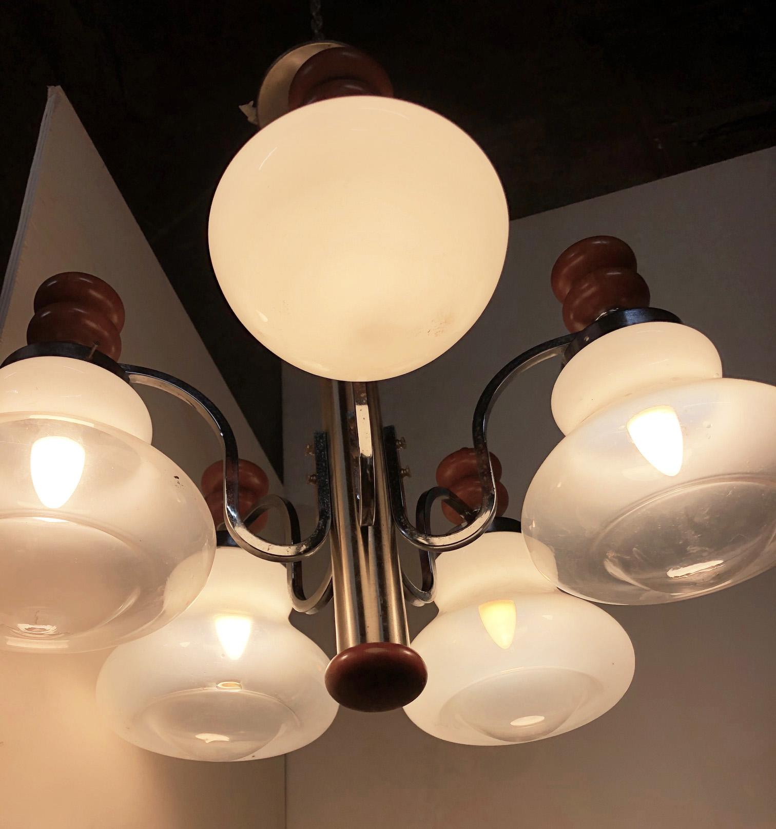 Original Italian Five-Light Chandelier from 1970 Chrome, Wood and Glass In Good Condition For Sale In Buggiano, IT