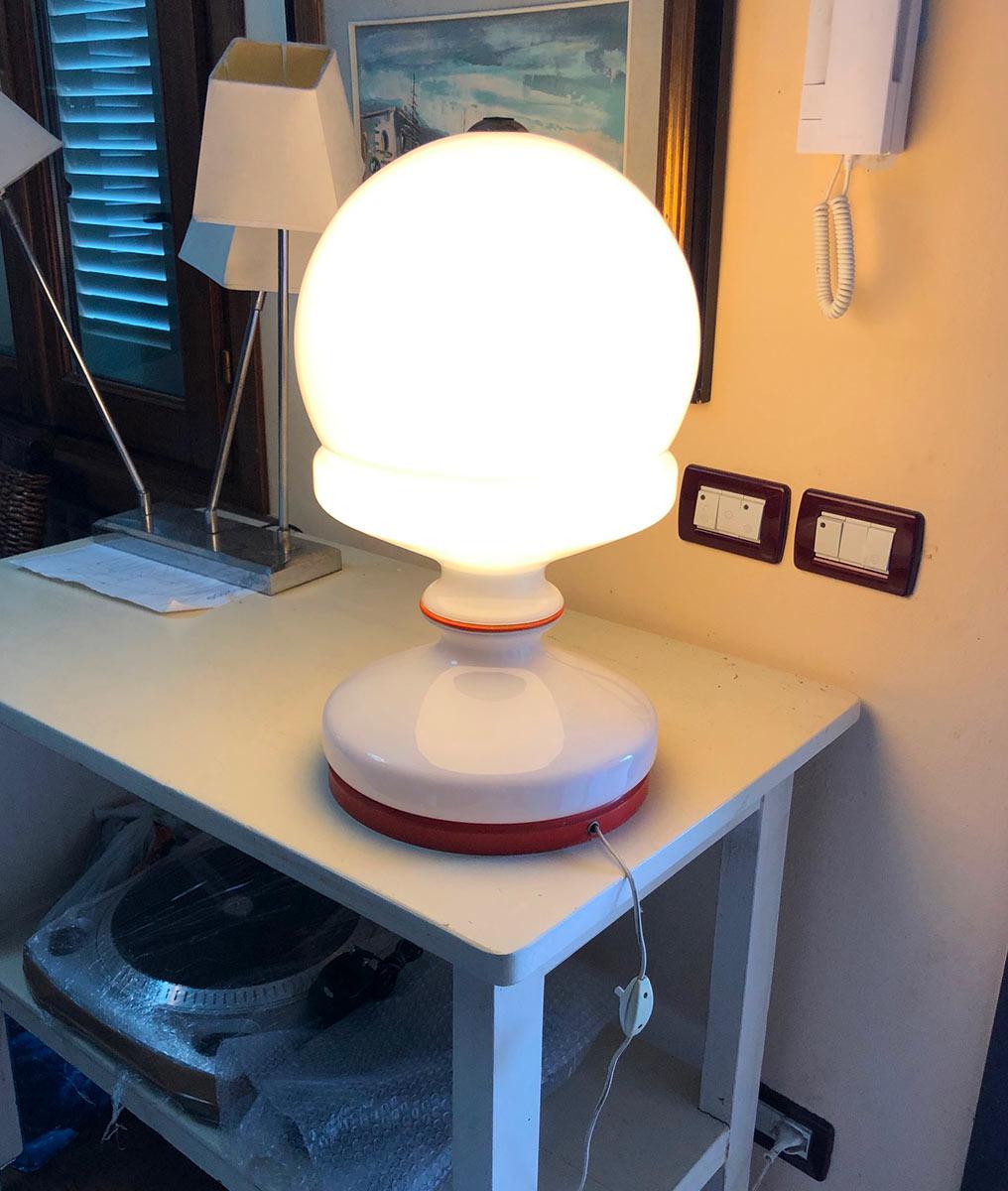 Italian table lamp, original from the 1960s, attractive color, original electrical system.
The round base is made of wood.