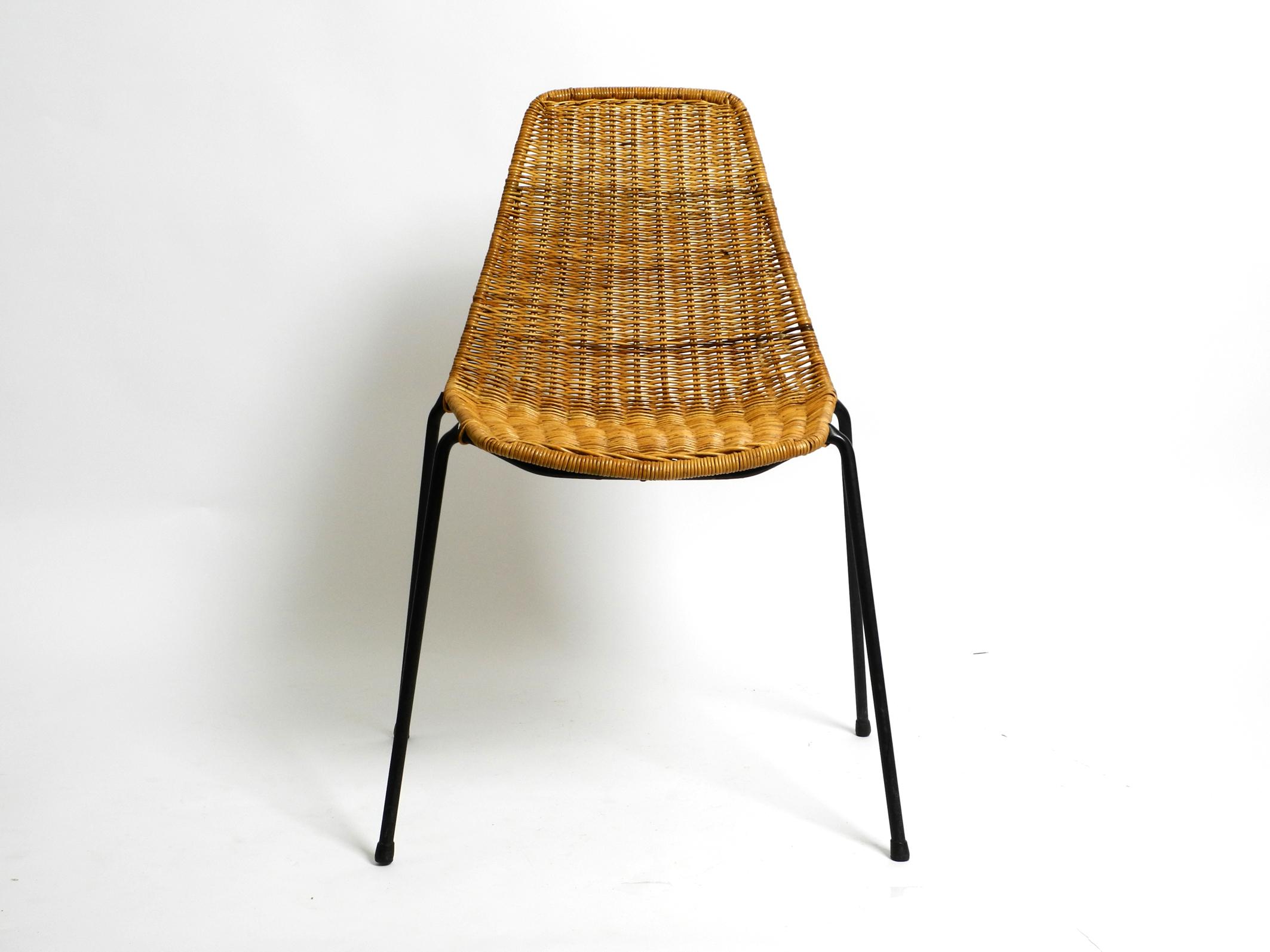 Original Italian Mid-Century Modern Gian Franco Legler Basket Chair in very good vintage condition.
Very well preserved and without damage.
The rattan is without breaks or holes.
Metal frame is without rust and still with original black paint and