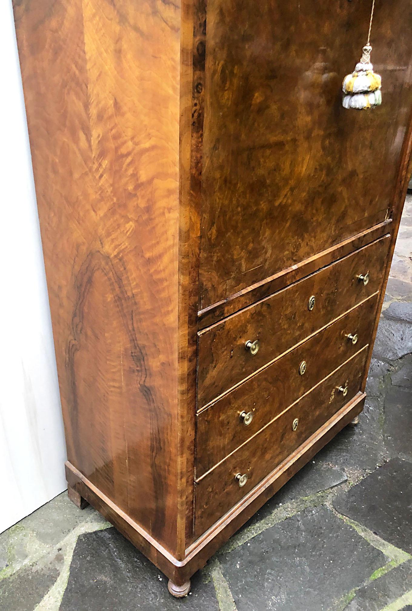 Original Italian secretaire from 1880, in walnut and briar veneer.
Inside it has many drawers.
It has signs of wear and is very heavy.
Comes from an old city house in the Florence area of Tuscany.
The paint is original in patina, honey amber color.