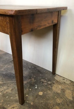 Table italienne d'origine en bois massif avec tiroir couleur miel