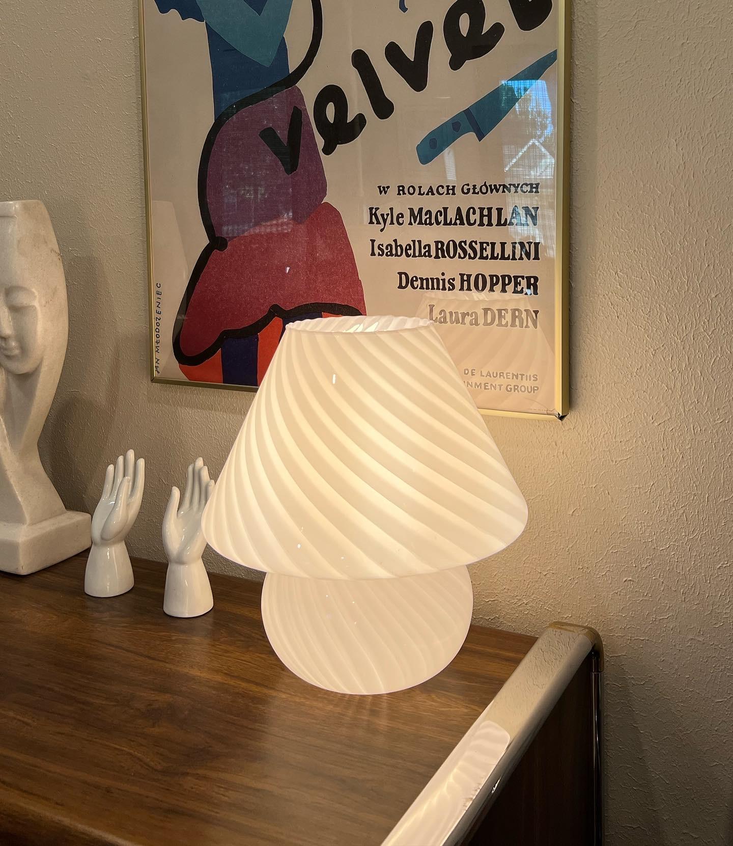 Lampe originale de Vetri Murano. ? ? Cette lampe italienne est soufflée à la main avec une seule pièce de verre. Un véritable coup d'éclat. En parfait état. 

Dimensions : 
15