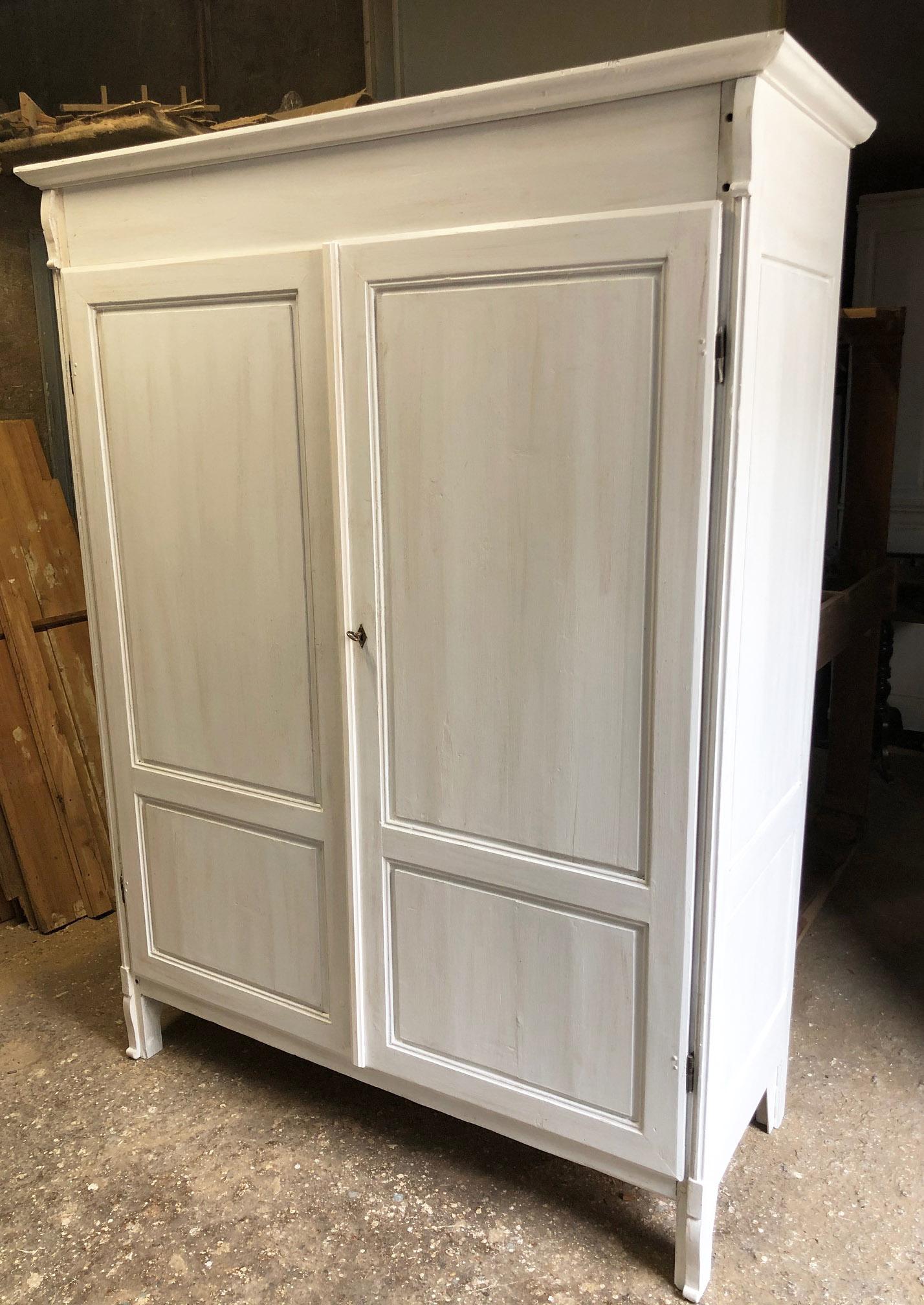 Original Italian wardrobe from 1880, shabby white, removable, in fir, with shelves and removable stick.
Coming from a mountain villa in the Abetone ski resort.

To find out the cost of transport to USA etc write a message indicating the delivery