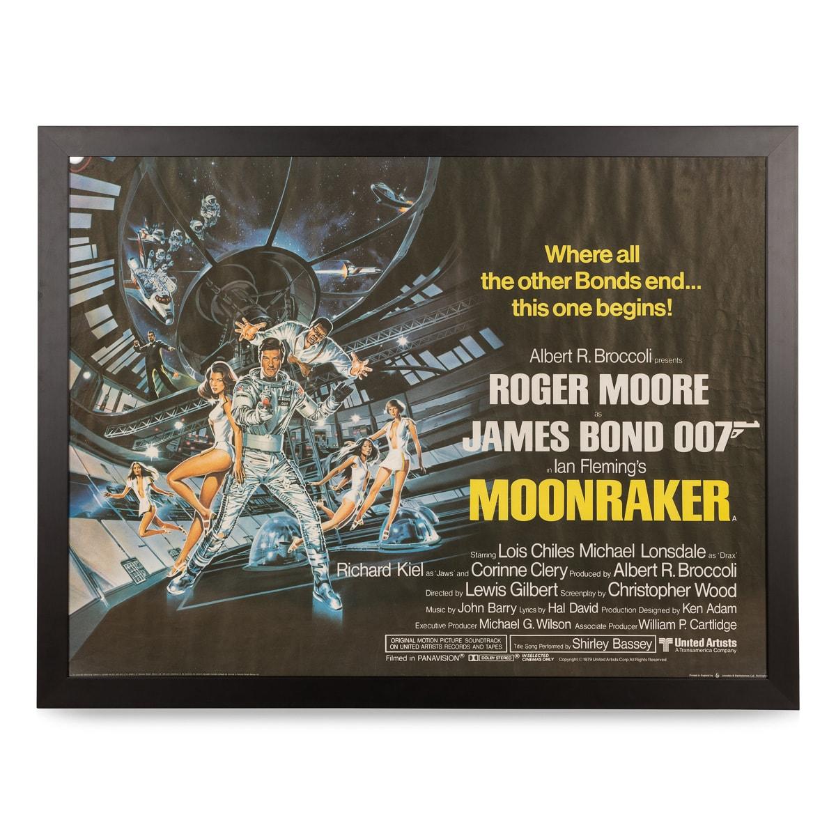 Ein sehr seltenes und originales britisches (UK) Vierfachplakat aus dem Blockbuster Moonraker (1979), signiert von Roger Moore. Dies war der elfte Film der James-Bond-Reihe, der von Eon Productions produziert wurde, und der vierte mit Roger Moore