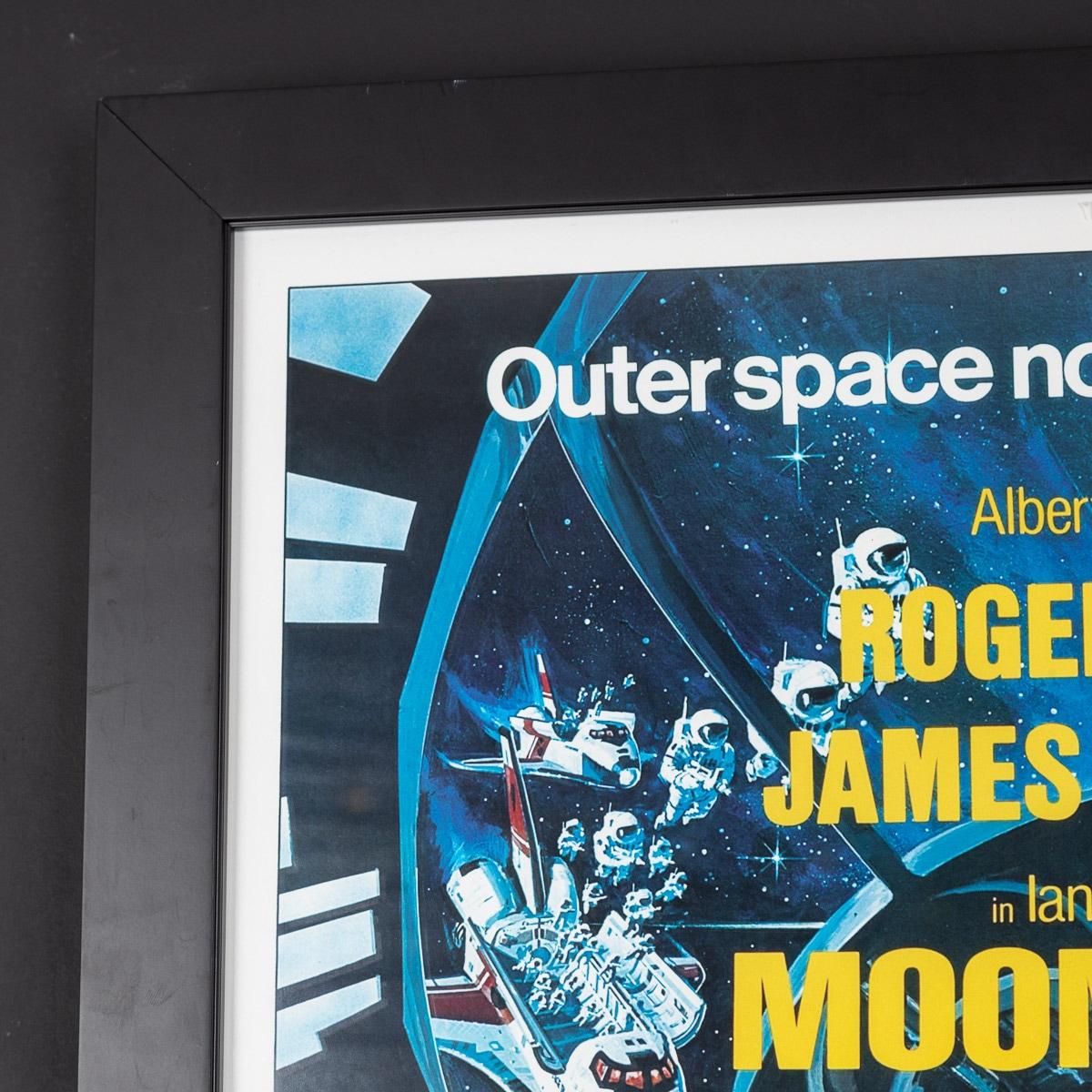 Ein sehr seltenes und originales britisches (UK) Veröffentlichungsplakat aus dem Blockbuster Moonraker (1979), signiert von Roger Moore. Dies war der elfte Film der James-Bond-Reihe, der von Eon Productions produziert wurde, und der vierte mit Roger