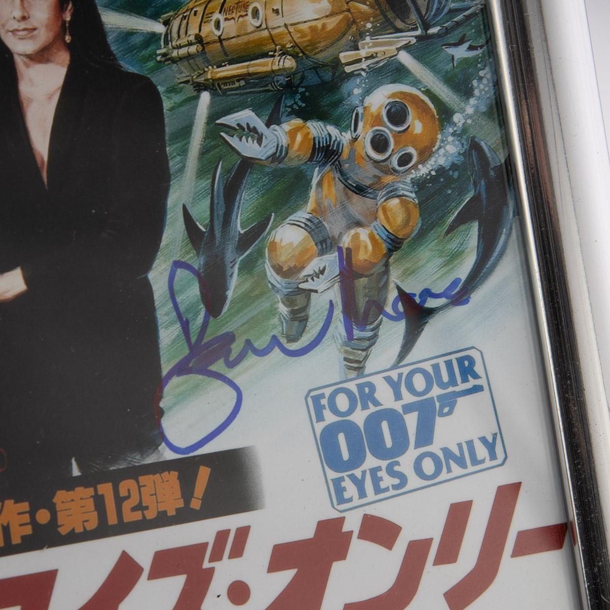 Mini affiche japonaise originale signée par Roger Moore « For Your Eyes Only » en vente 4