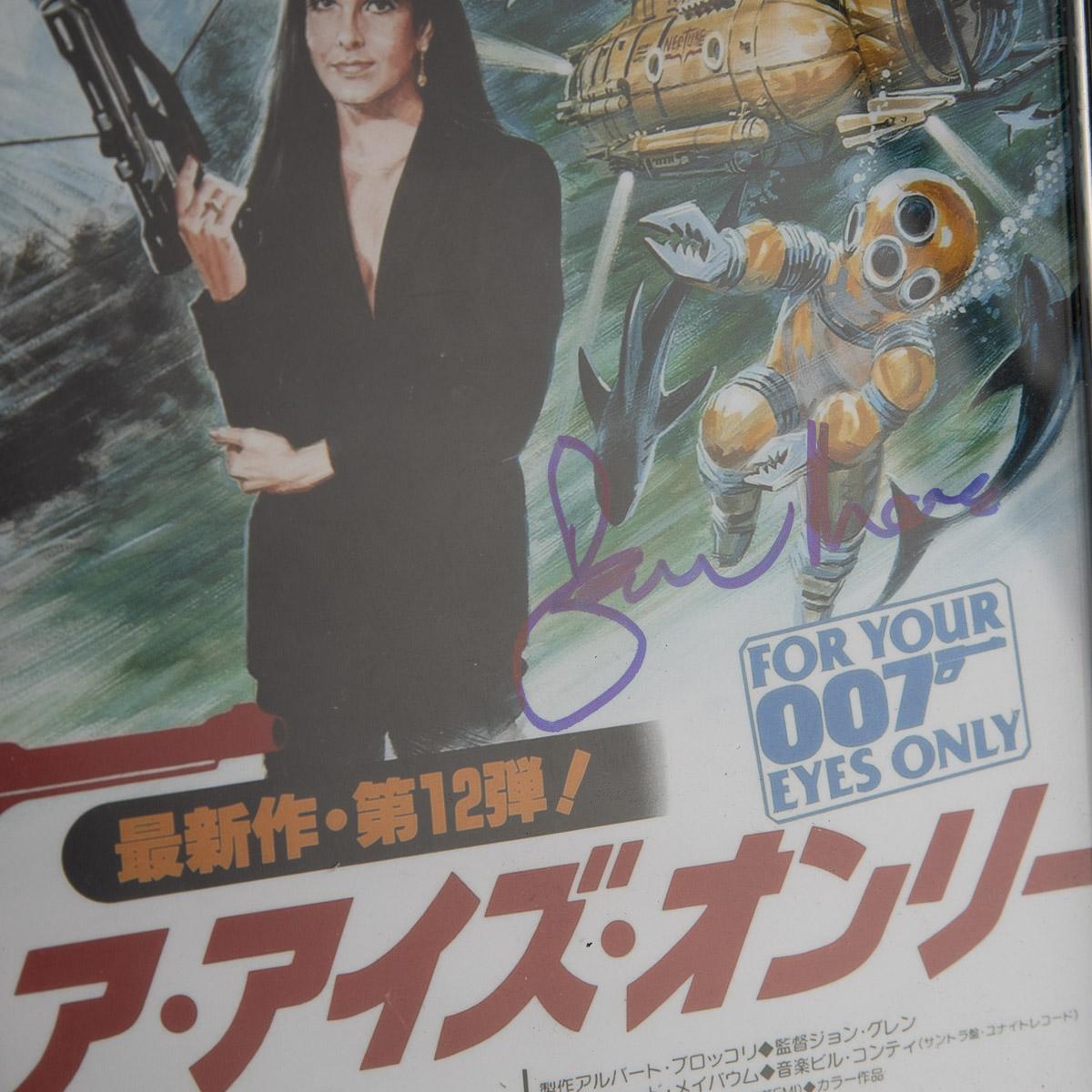 Mini affiche japonaise originale signée par Roger Moore « For Your Eyes Only » en vente 5