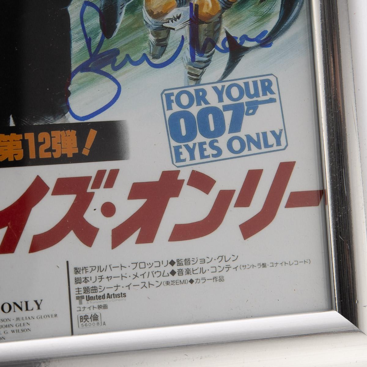 Mini affiche japonaise originale signée par Roger Moore « For Your Eyes Only » en vente 7