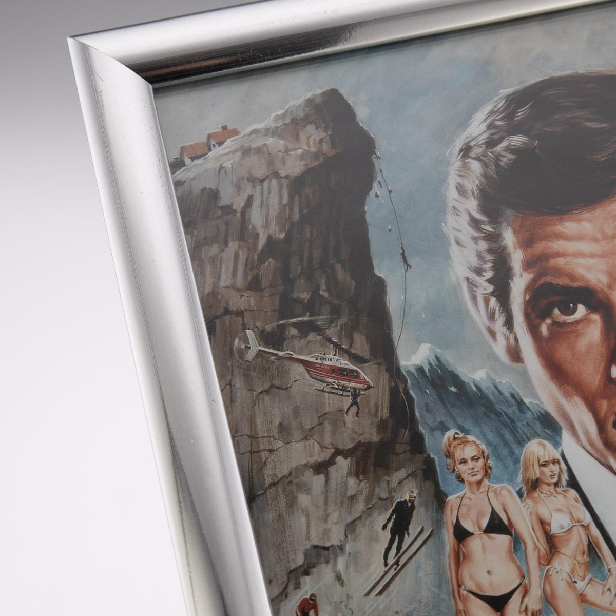 Mini affiche japonaise originale signée par Roger Moore « For Your Eyes Only » en vente 1