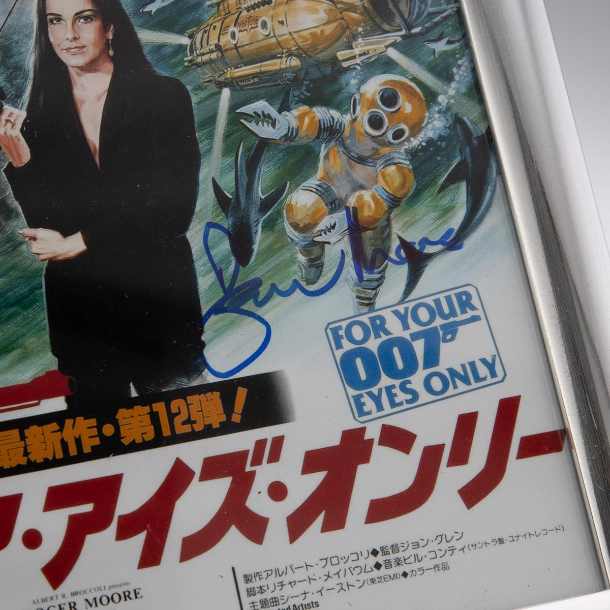 Mini affiche japonaise originale signée par Roger Moore « For Your Eyes Only » en vente 3