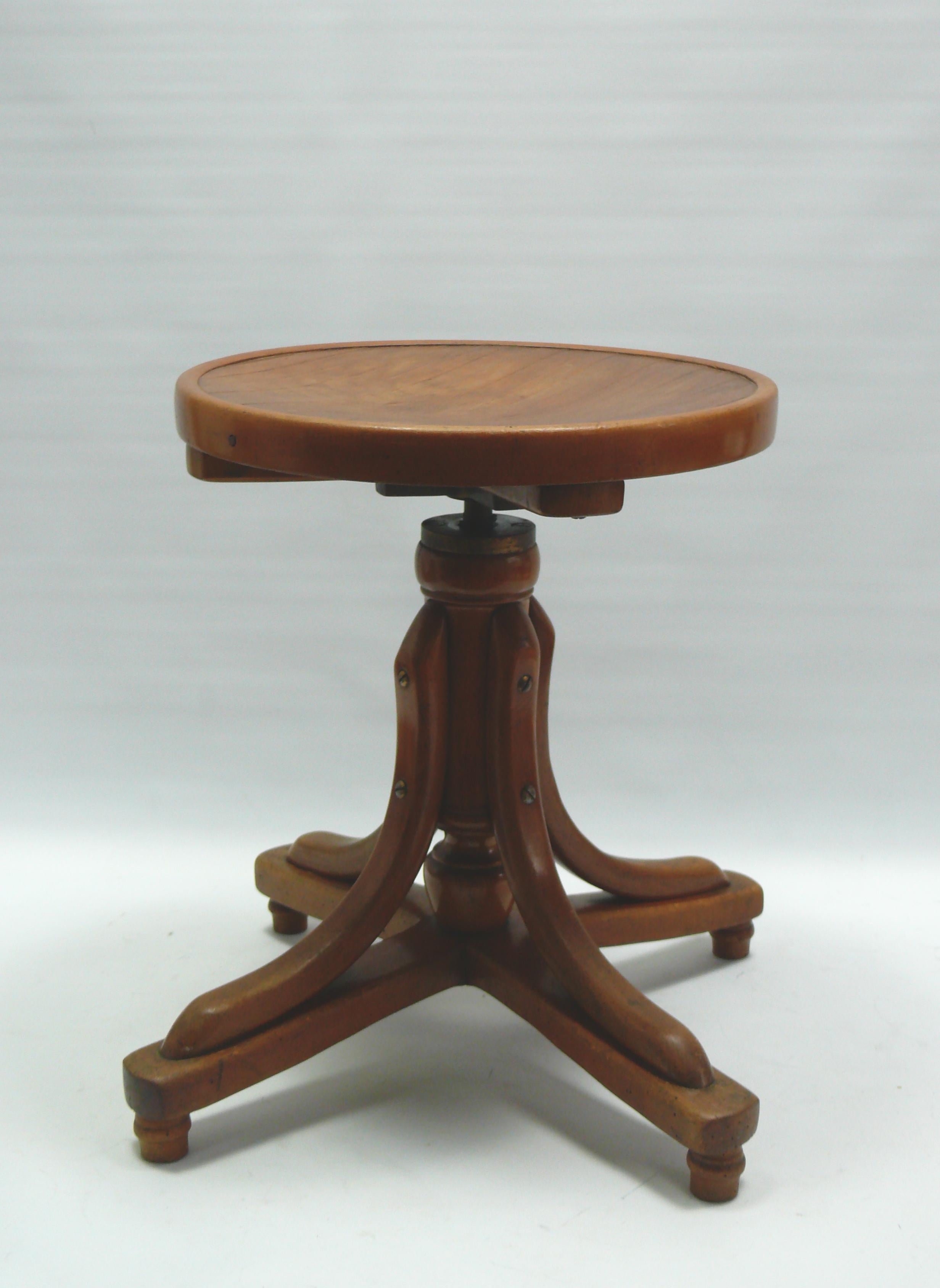 Bugholzhocker aus dem späten 19. oder frühen 20. Jahrhundert, hergestellt von der Firma Jacob & Josef Kohn (Österreich-Ungarn). Kohn war ein Konkurrent von Thonet, das nach dem Ersten Weltkrieg während der Weltwirtschaftskrise vorübergehend mit