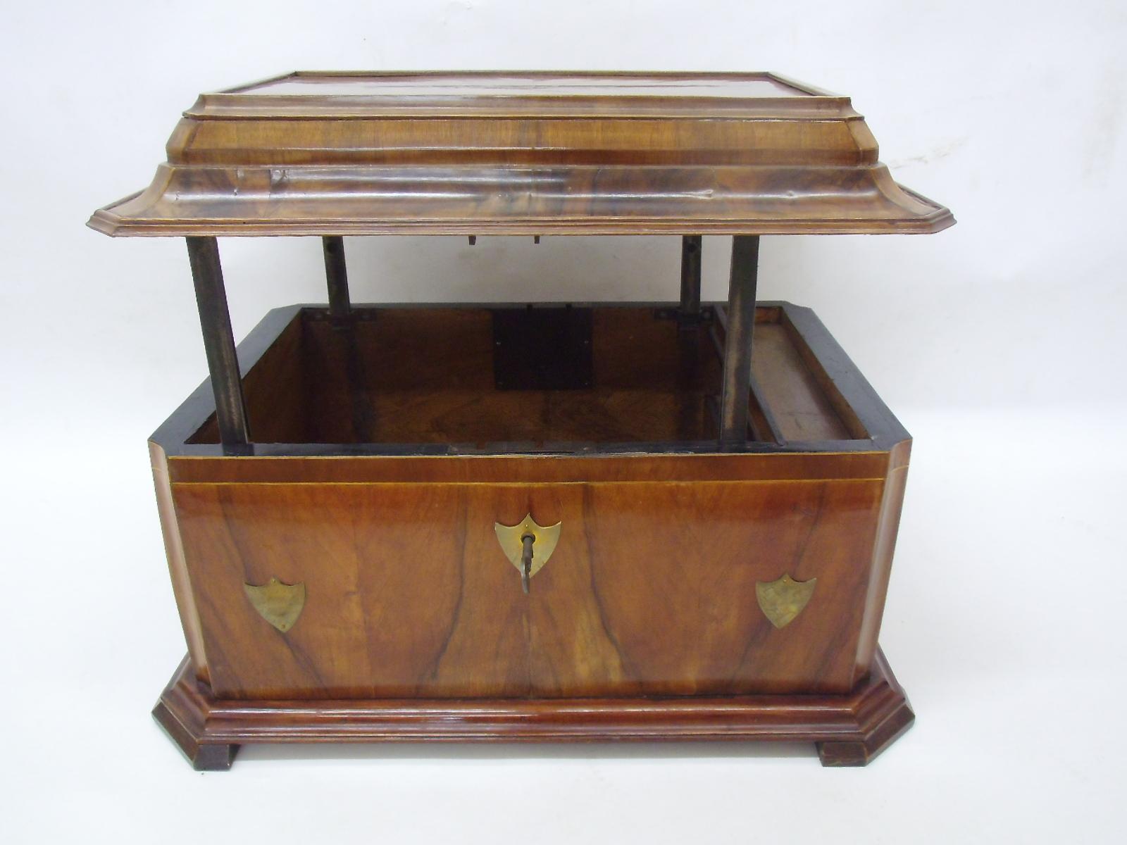 Original Joiner Guild Chest from the Biedermeier Period In Good Condition For Sale In Senden, NRW