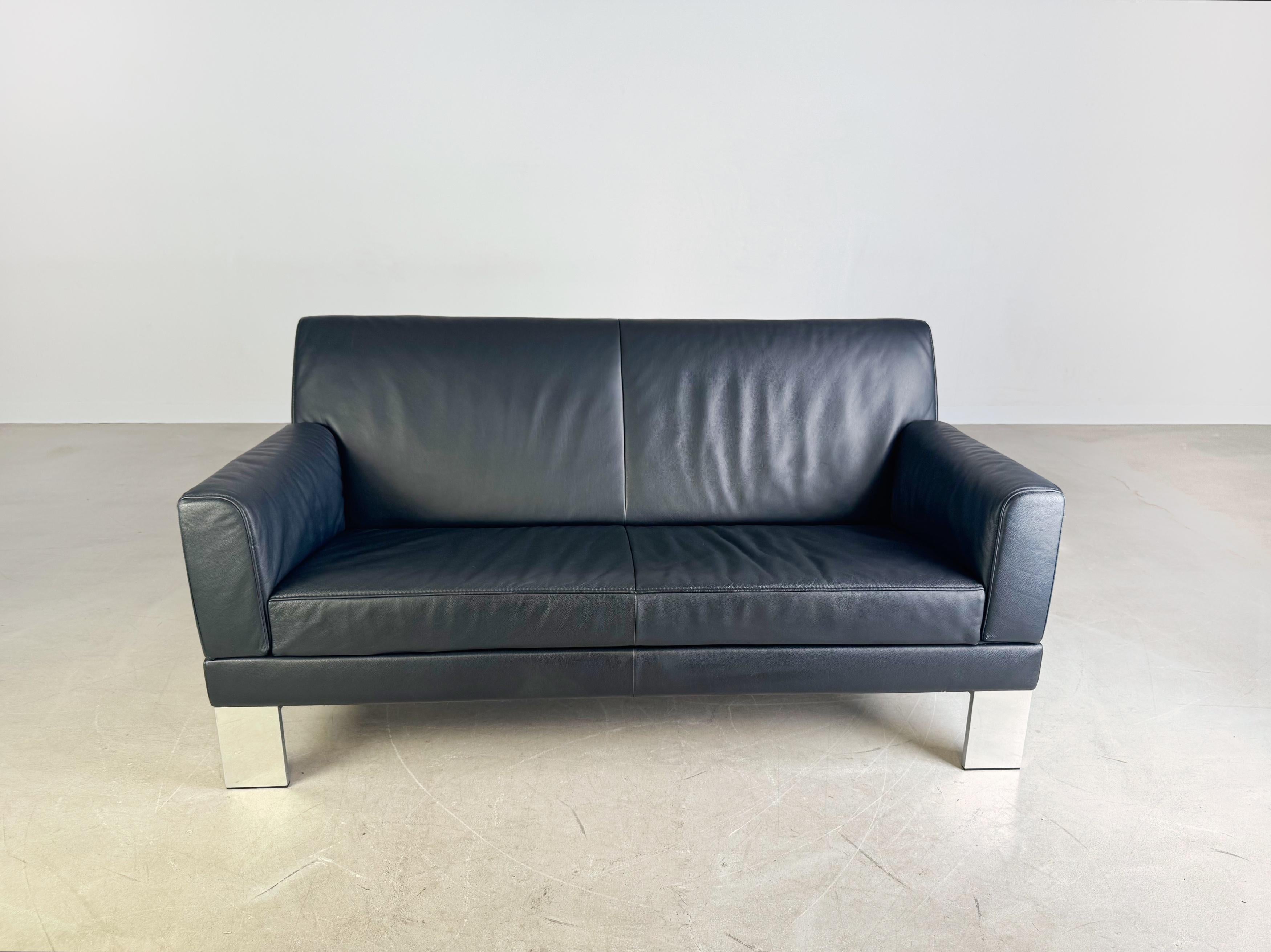 Wir bieten ein wunderschönes Zweisitzer Sofa vom belgischen Hersteller JORI zum Verkauf an. Das Sofa ist mit hochwertigem Leder bezogen und die Armlehnen lassen sich umklappen, womit sich eine großzügige Liegefläche bilden lässt.

Zustand: Guter
