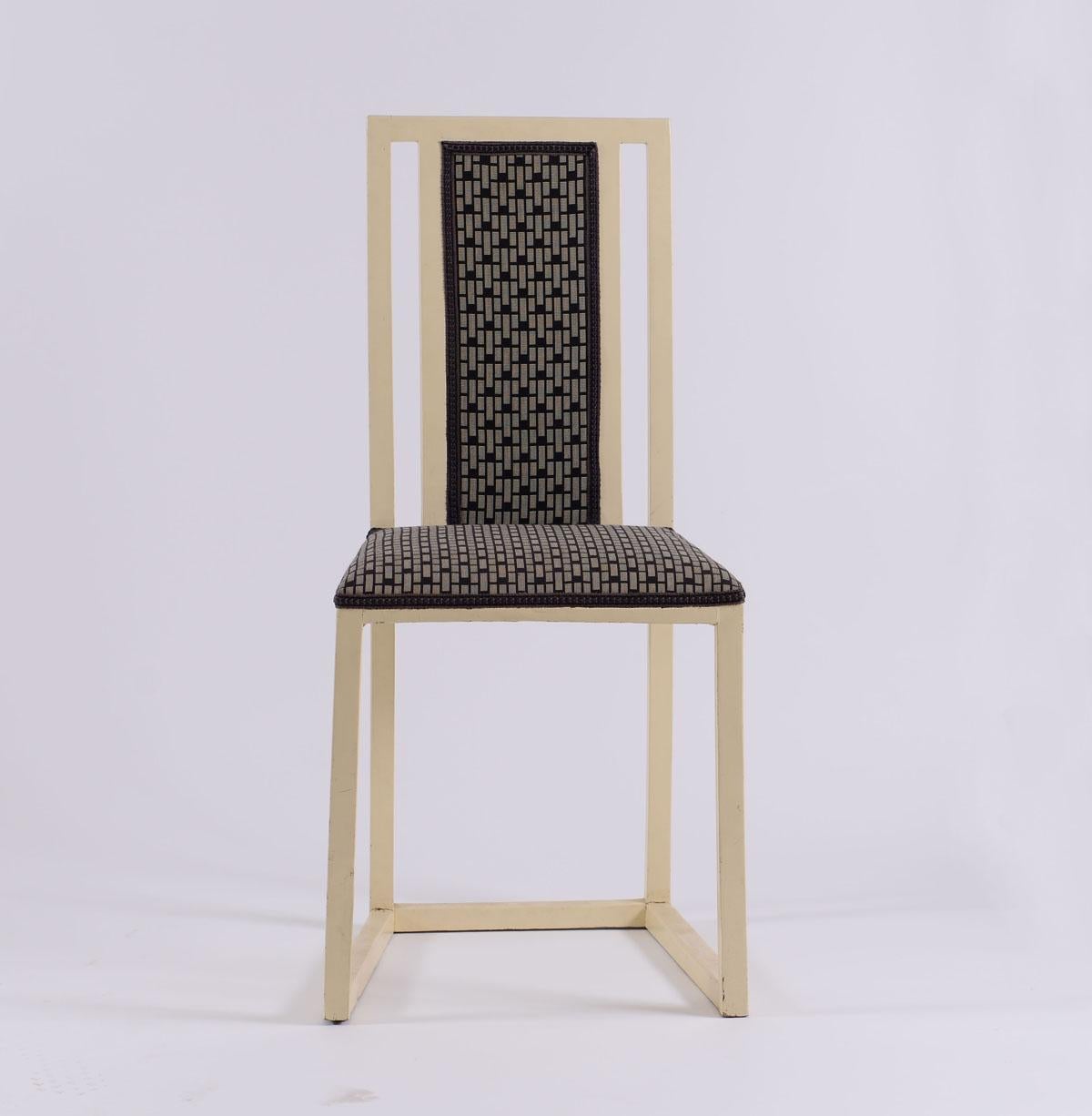 Ein sehr seltener Stuhl aus der Frühphase der Wiener Werkstätte. Variationen wurden in den Schauräumen der Werkstatte in der Neustiftgasse ausgestellt und befanden sich auch in der Brauner-Villa auf der Hohen Warte in Wien. Sitzhöhe 45cm, weiß