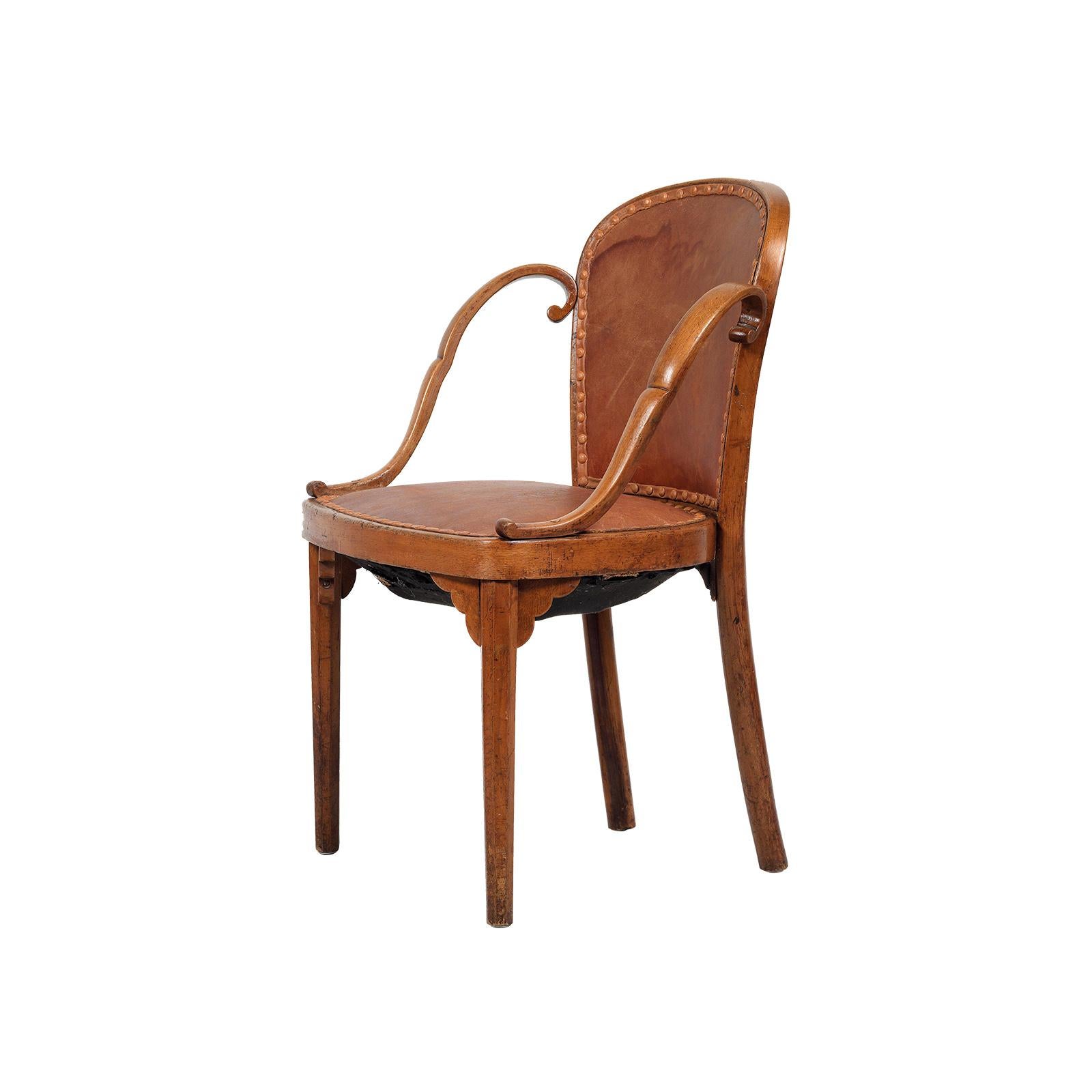 Un sillón raro y hasta ahora indocumentado de Josef Hoffmann, tapicería de cuero original, marca de hierro J&J Kohn. También hay disponible una silla idéntica con otro tapizado.

