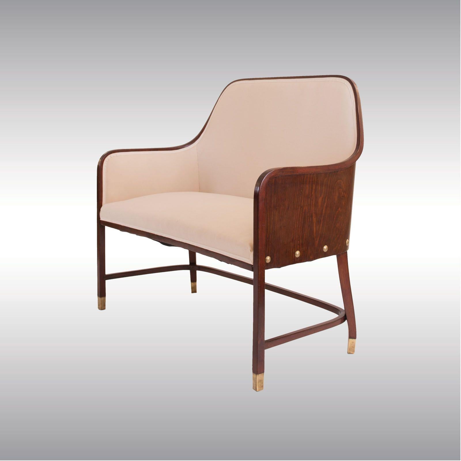 A very rare and early bench, obviously the role model for the famous Barrel chair #720 which was presented four years later, in 1905.