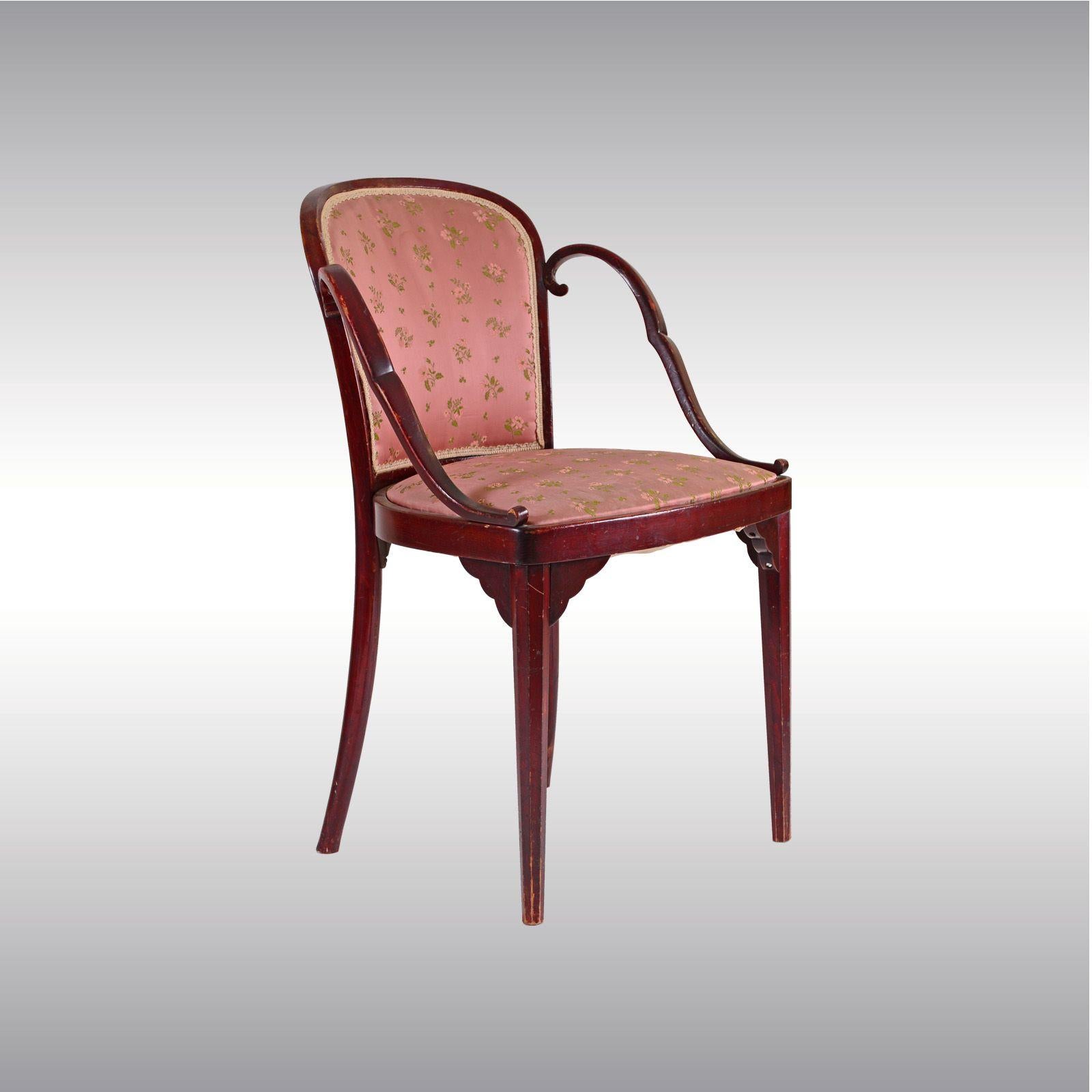 Una rarissima sedia non documentata di Josef Hoffmann e J&J Kohn. È disponibile anche una sedia identica con rivestimento in pelle.