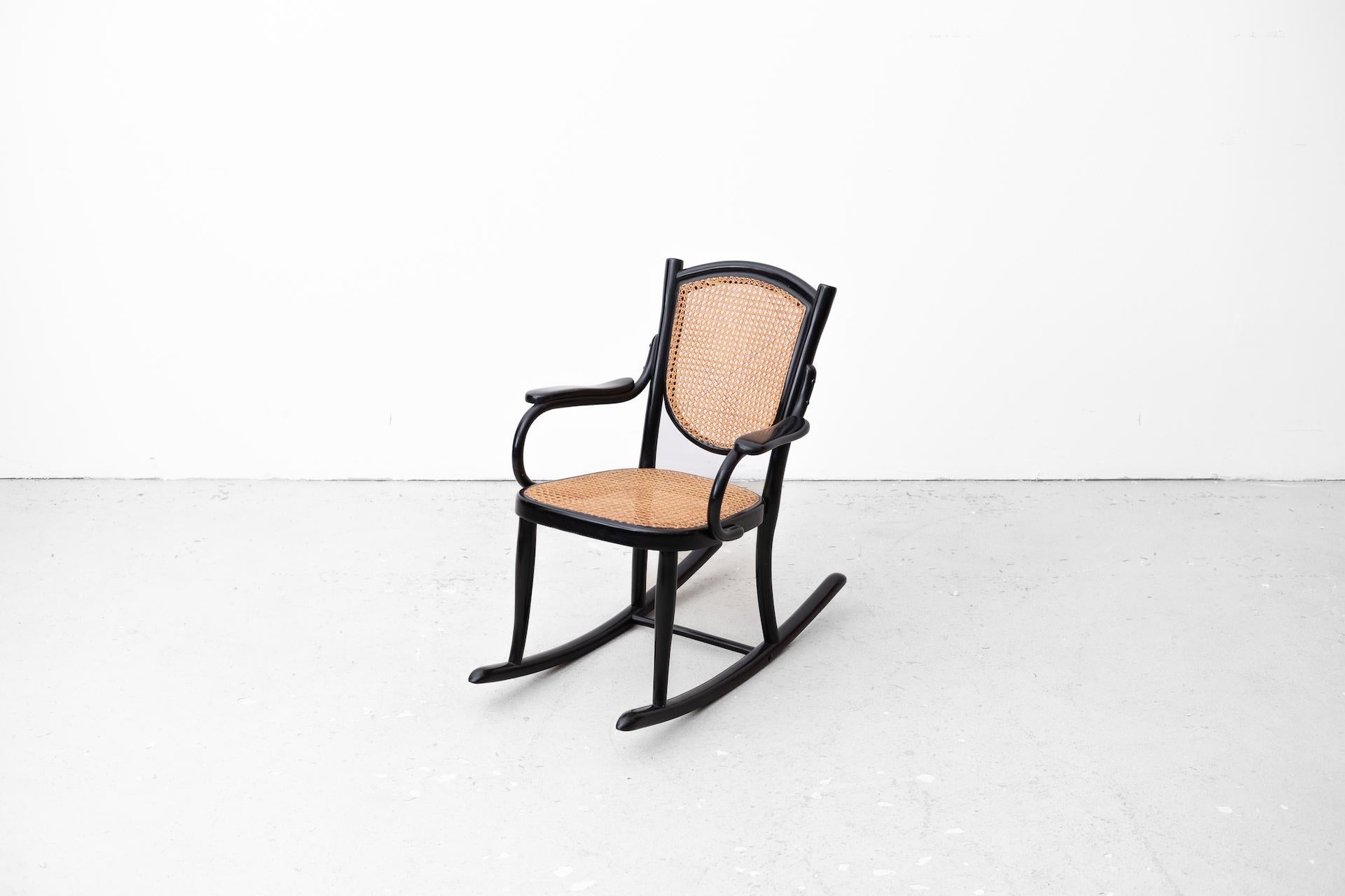 Original Jugendstil-Schaukelstuhl für Kinder, Gebrüder Thonet, Nr. 59 (1910) im Zustand „Gut“ im Angebot in Wien, AT