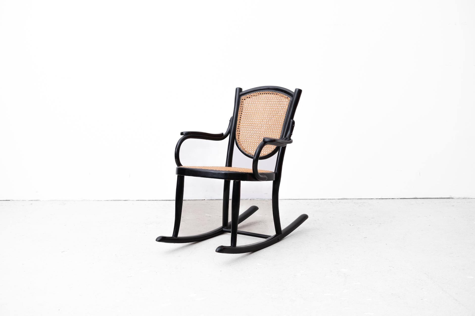 Original Jugendstil-Schaukelstuhl für Kinder, Gebrüder Thonet, Nr. 59 (1910) (Frühes 20. Jahrhundert) im Angebot