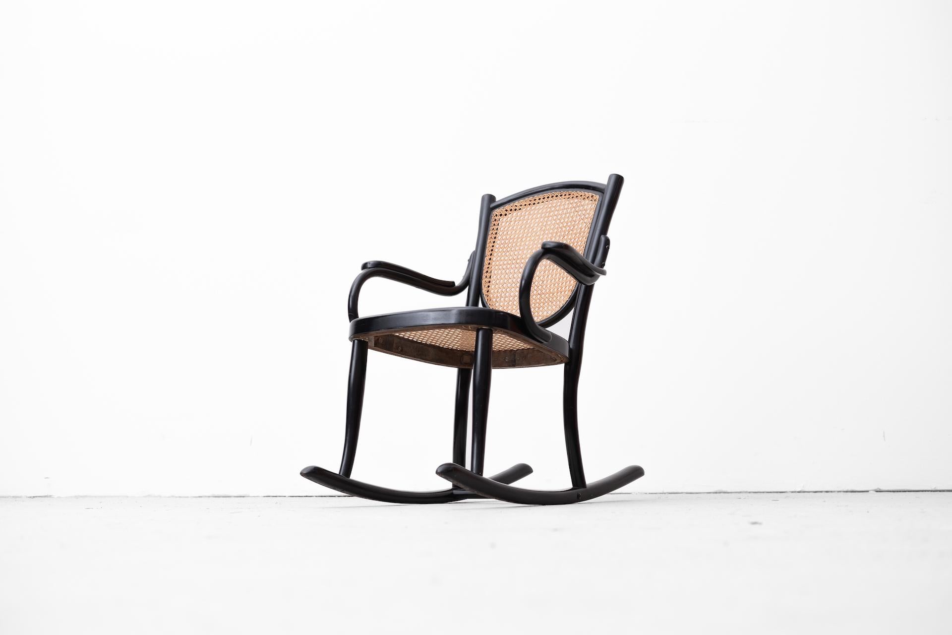 Original Jugendstil-Schaukelstuhl für Kinder, Gebrüder Thonet, Nr. 59 (1910) (Buchenholz) im Angebot