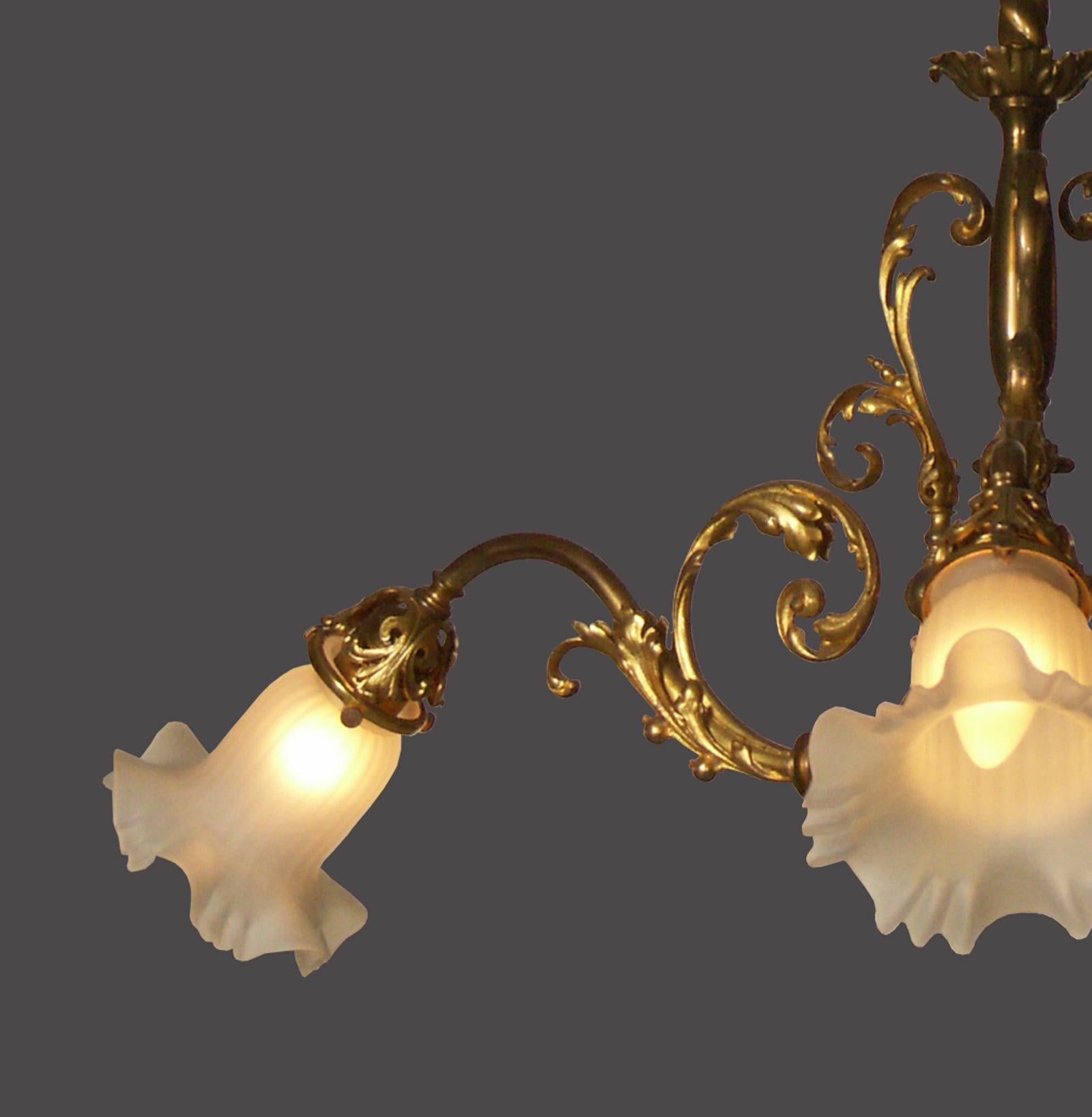 Intorno al 1900 a Vienna le case private furono collegate alla rete elettrica. In quel periodo le comuni lampade a gas furono sostituite dalla nuova tecnologia. Inoltre, i nuovi lampadari sono stati costruiti solo per la luce elettrica. Questo