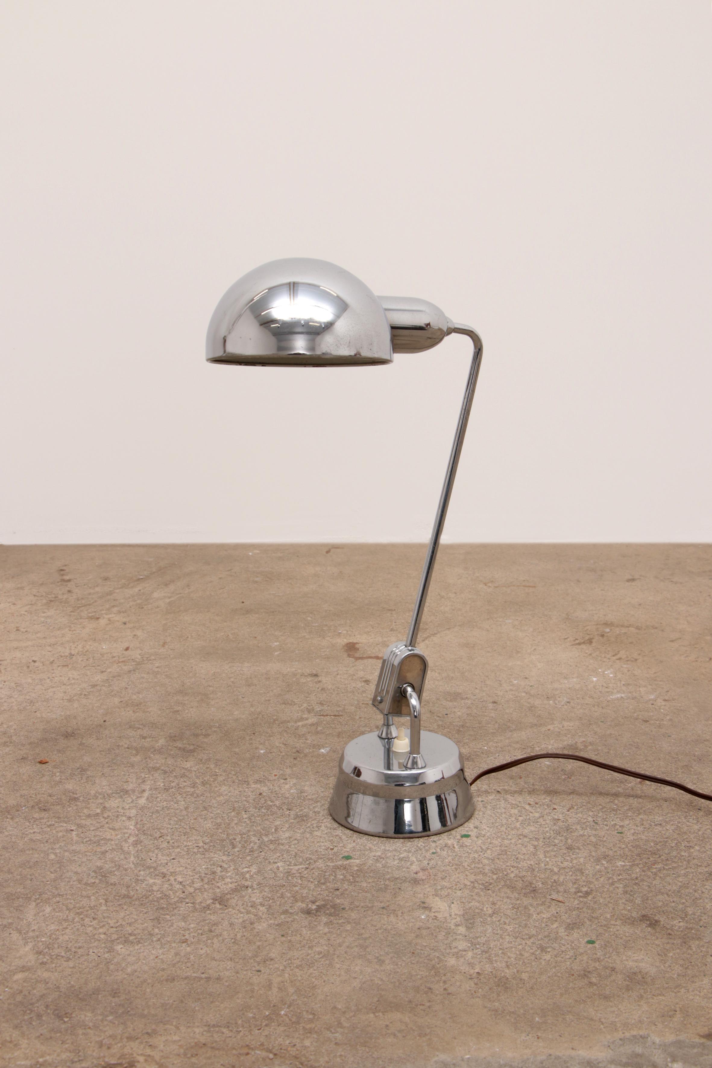 The 600 desk lamp by the French manufacturer JUMO is one of Charlotte Perriand's most famous lamp designs. Designed in 1935, it was selected by Perriand himself for the 1949 exhibition 
