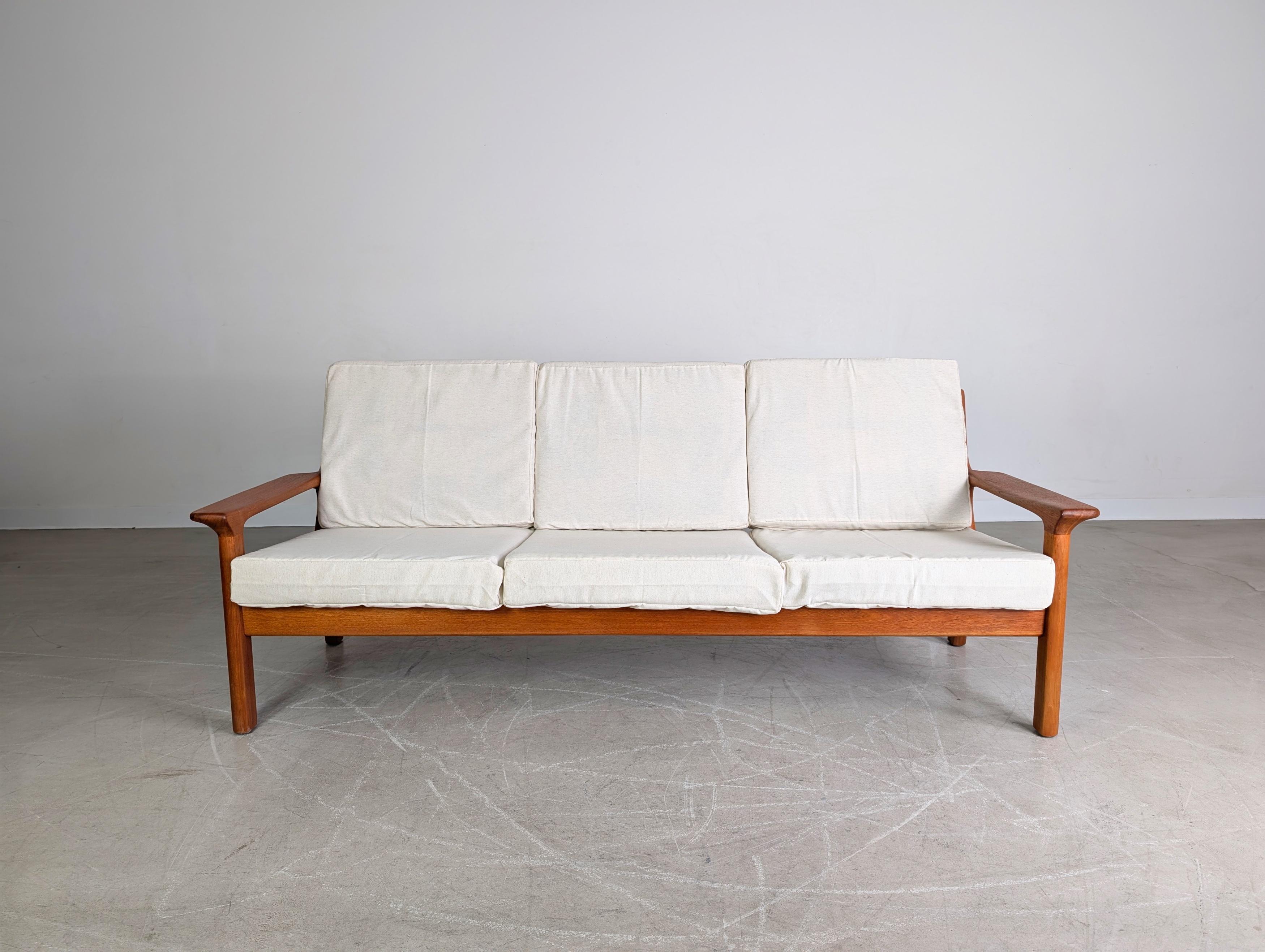 Wir bieten ein wunderschönes Vintage Dreisitzer Sofa vom dänischen Traditionshersteller Glostrup Mobelfabrik zum Verkauf an. Der Entwurf stammt von Juul Kristensen und besticht durch seine einfache und minimalistische Formgebung, die sich sehr gut