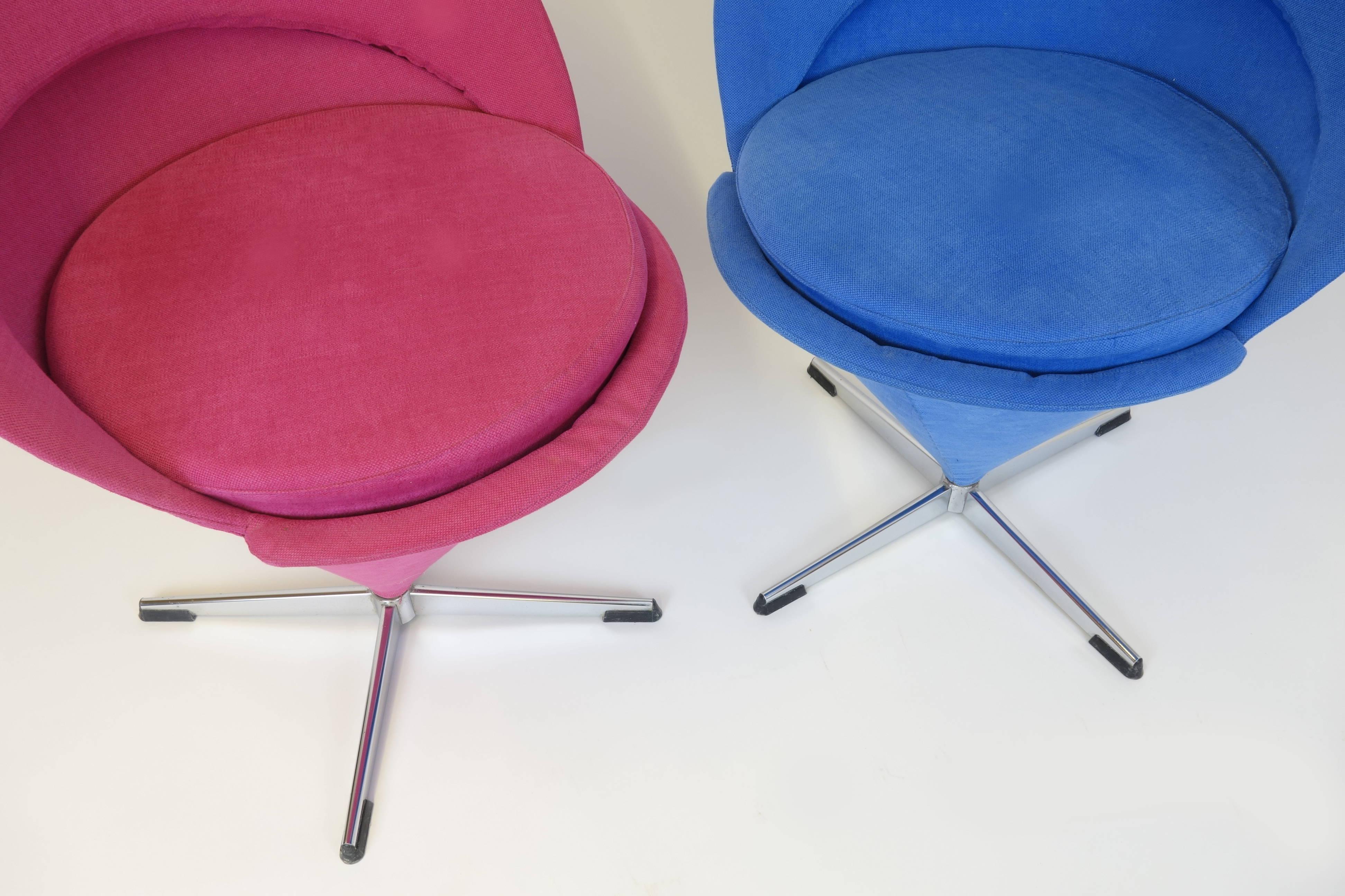 Original K1 cone chairs design blue red by Verner Panton, Denmark 1950s. They are wearing its original woven fabric in very good and comfortable original condition. The chairs are based on a rotating steel cross. Its black cover shoes refer to its